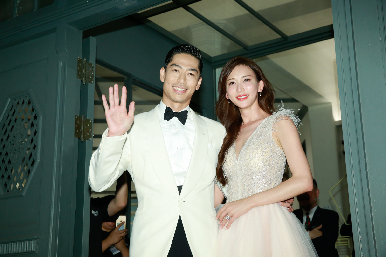 AKIRA手摟林志玲纖腰，並對著鏡頭露出迷人笑容。