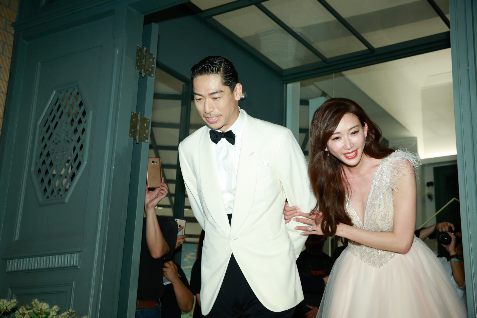 林志玲向媒體彎腰答謝時，意外露出性感事業線。