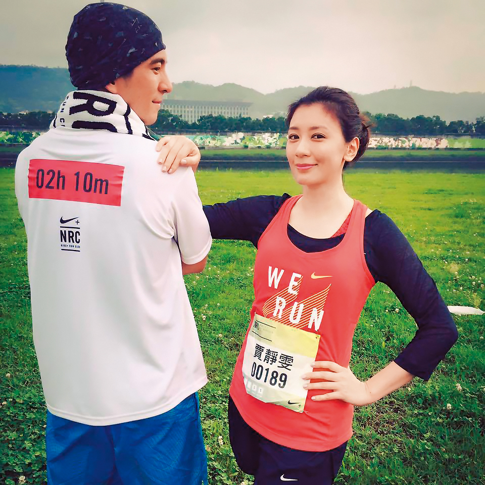 賈靜雯（右）曾參加女子10公里的路跑活動，賽後修杰楷（左）向她喊話「我願意當妳的配速員。」（翻攝自修杰楷臉書）