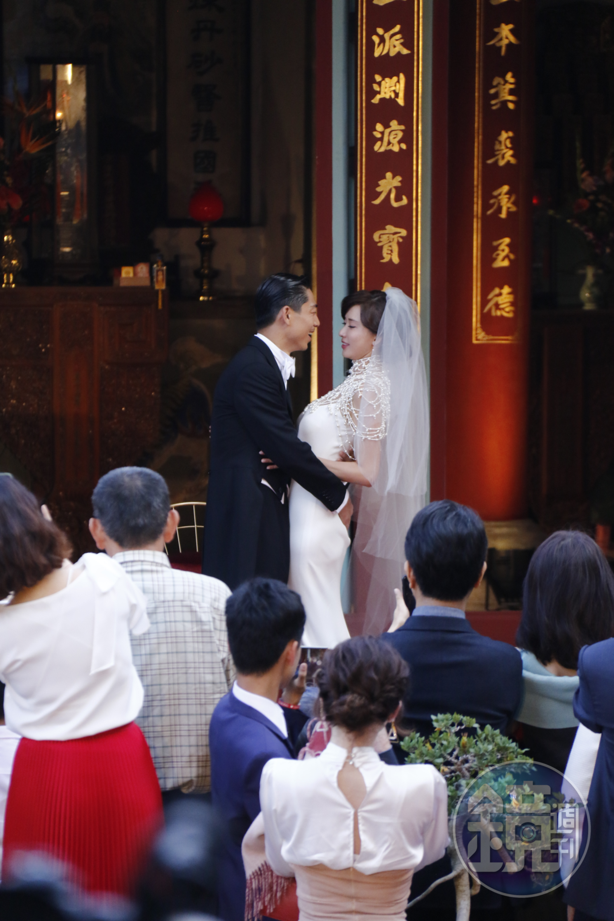 林志玲與AKIRA在這場世紀婚禮上,彼此不斷親吻對方,展現甜蜜。