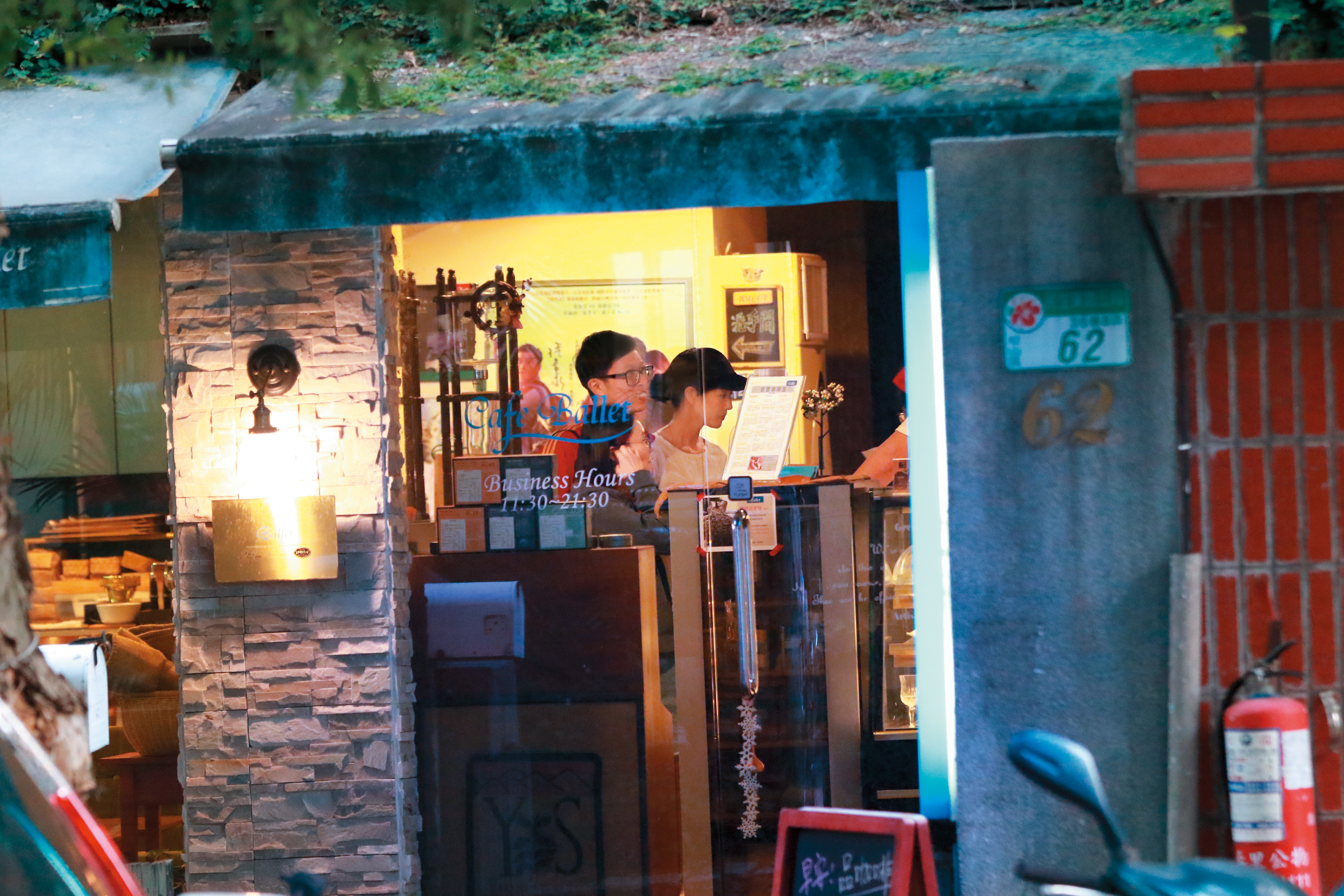 11/2 17：01 張鈞甯頭戴棒球帽，結完帳後，悄悄從後門溜走。