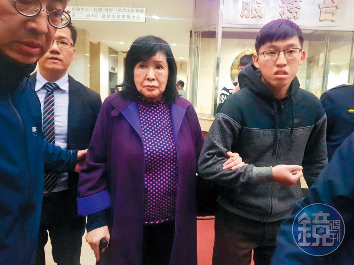 鄭惠中不滿鄭麗君「去蔣化」政治主張,在老藝人餐會當眾掌摑對方,原本堅持不道歉的她最後也在議員陪同下致歉。(攝影組)