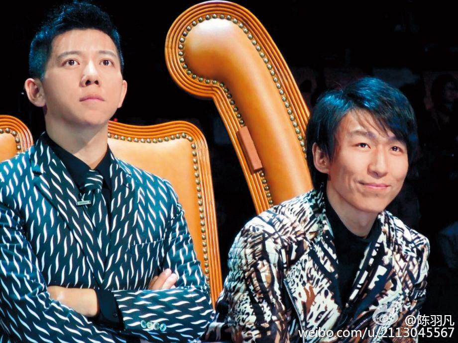 陳羽凡（右）因吸毒被捕，事情剛曝光時他的經紀公司不僅嚴厲否認還嚷要提告造謠者，最後反灰頭土臉撤銷聲明。（翻攝陳羽凡微博）