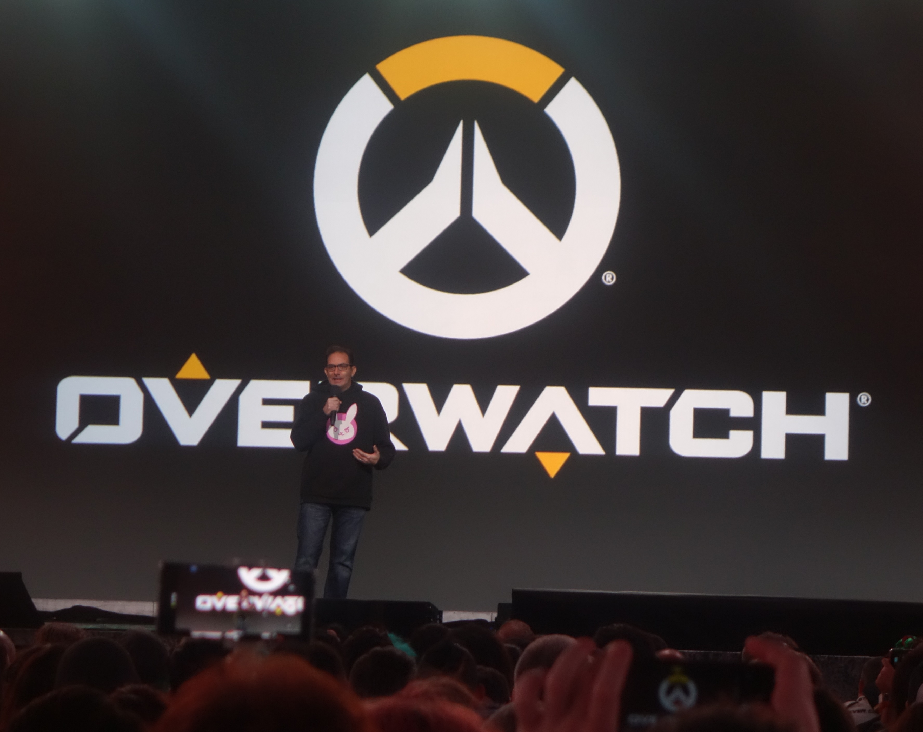 《鬥陣特攻》遊戲總監Jeff Kaplan認為，暴雪應該再減輕聰哥的懲處，甚至取消懲處。