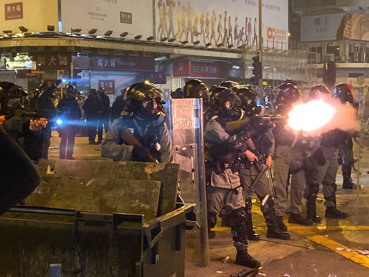 香港反送中抗爭衝突持續不斷,位於紅磡的理工大學更是宛如戰場般,港警多次以催淚彈及水炮壓制。(翻攝自香港大學學生會學苑即時新聞)