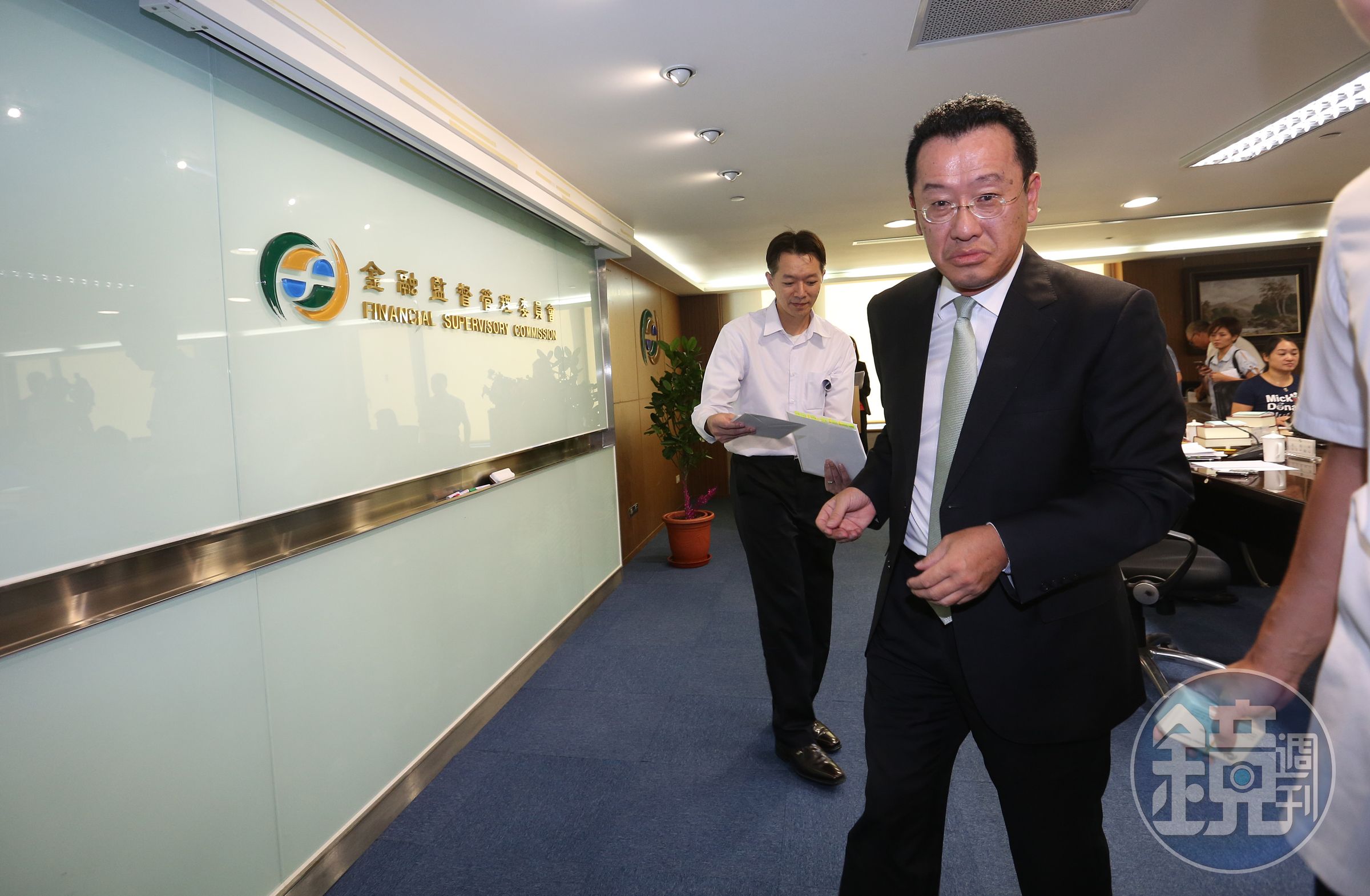 理專盜領弊案連環爆，金管會大舉罰款8家銀行。