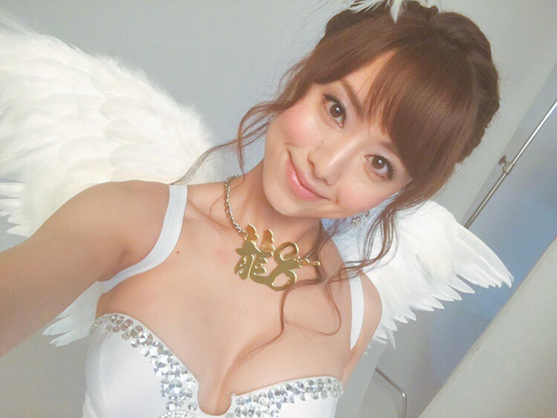 吉澤明步被流出的無碼片是她25歲時所拍攝,肌膚吹彈可破。(翻攝香港C1)