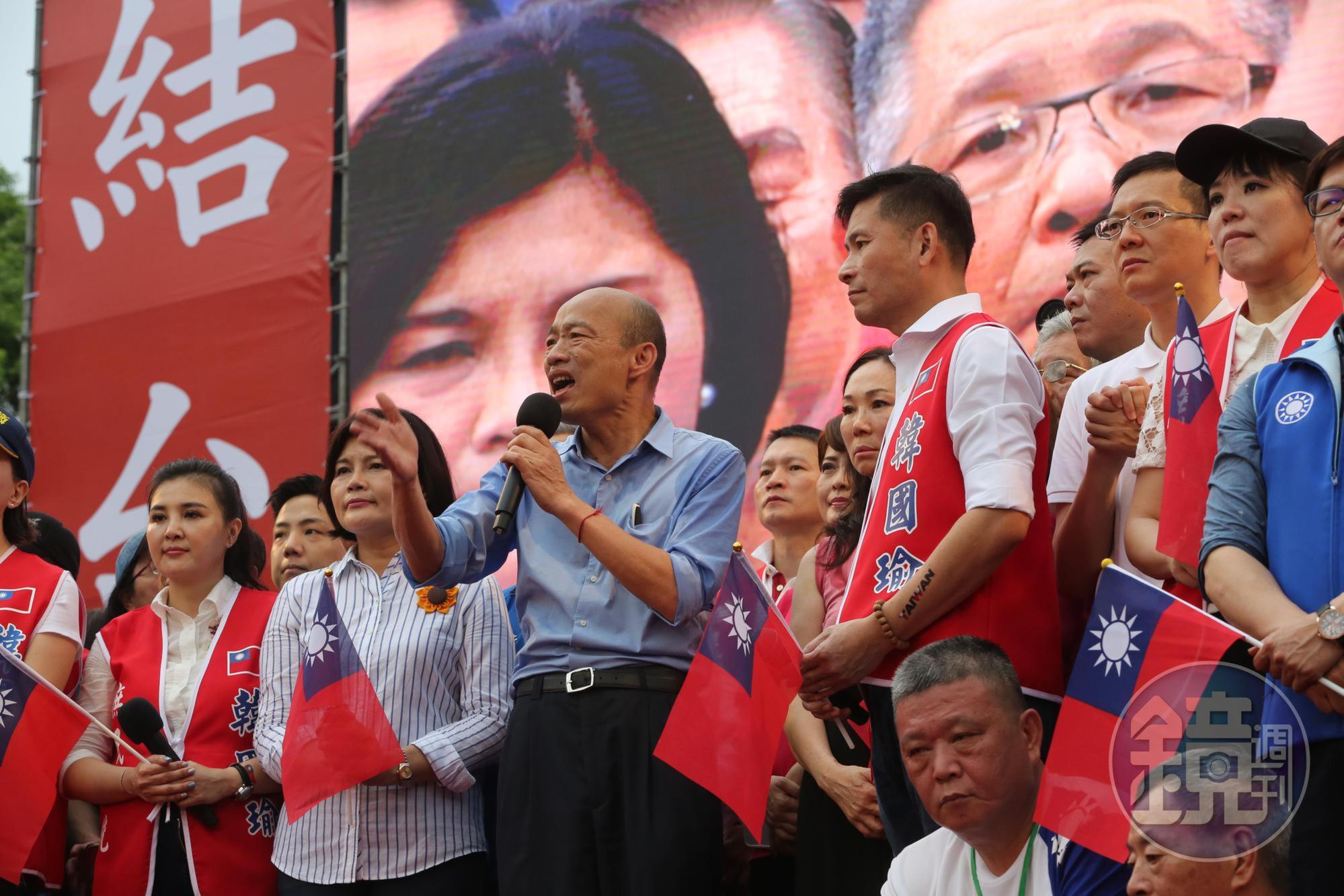 國民黨總統參選人韓國瑜稱自己是「善良清秀美男子」,卻被抹黑成「流氓愛喝酒抱女人」。(資料照)