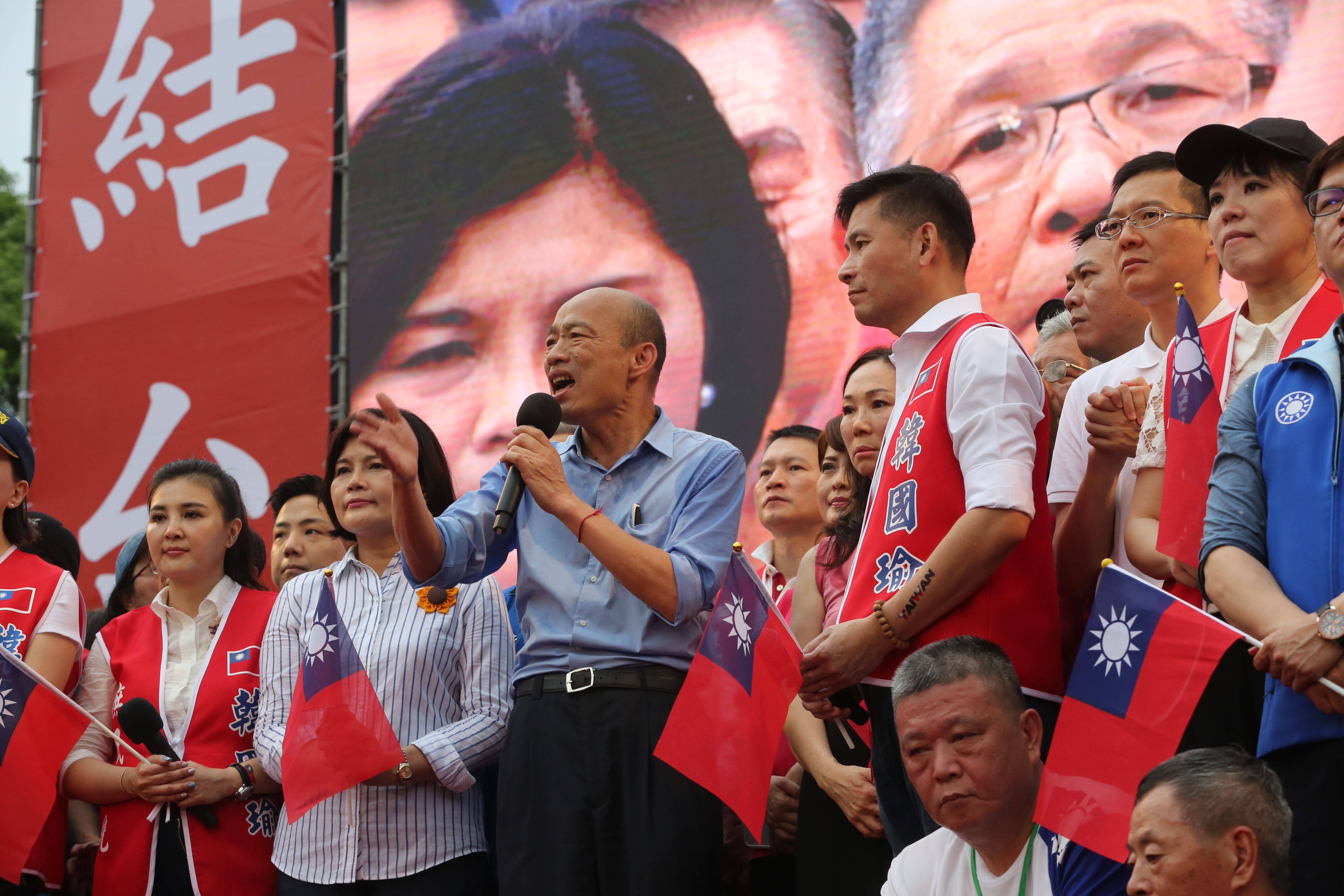 國民黨總統參選人韓國瑜稱自己是「善良清秀美男子」，卻被抹黑成「流氓愛喝酒抱女人」。（資料照）
