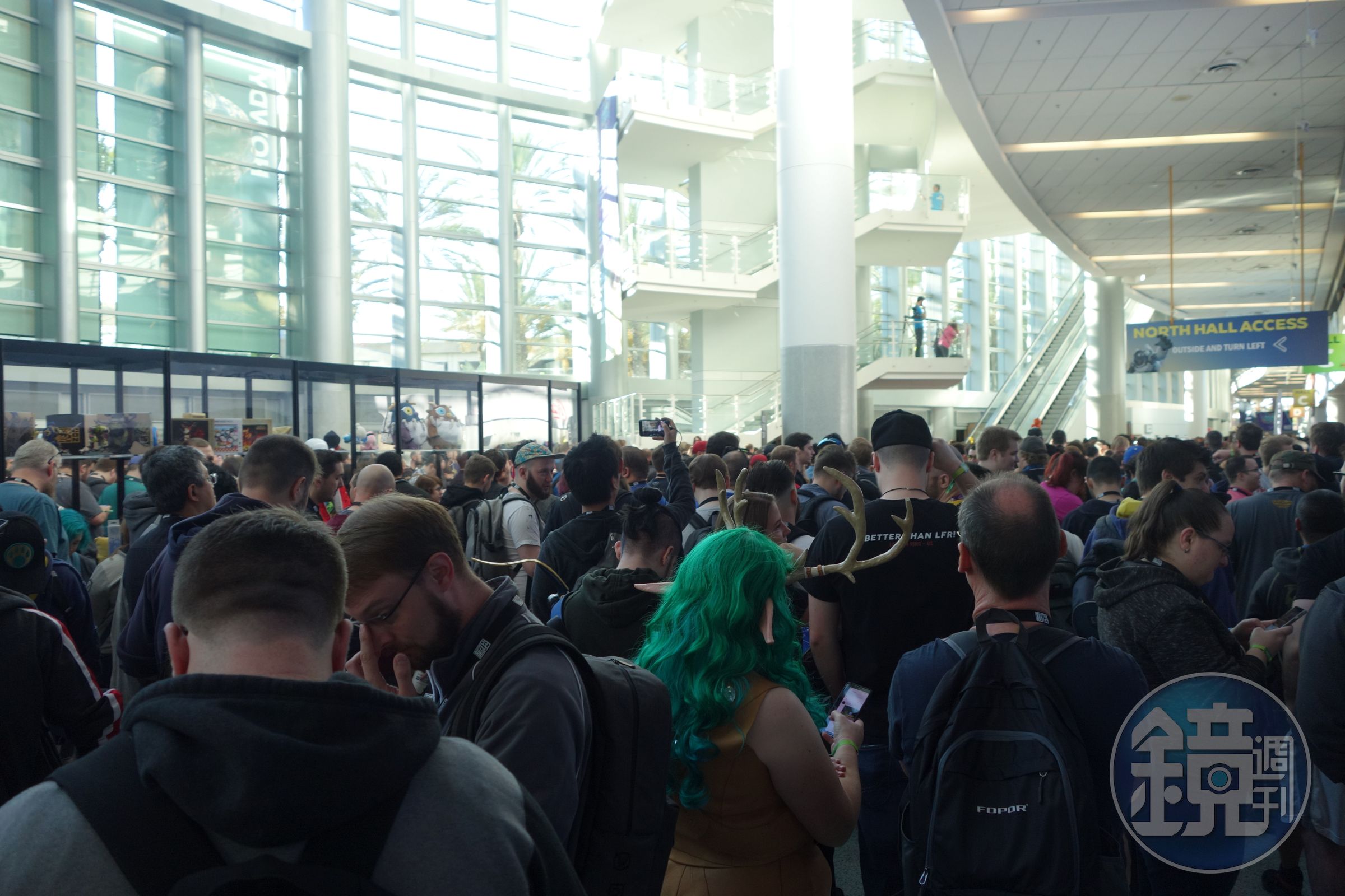 上午八點，2019BlizzCon開放入場前，安那漢會展中心一樓已經有大批玩家等待排隊入場。
