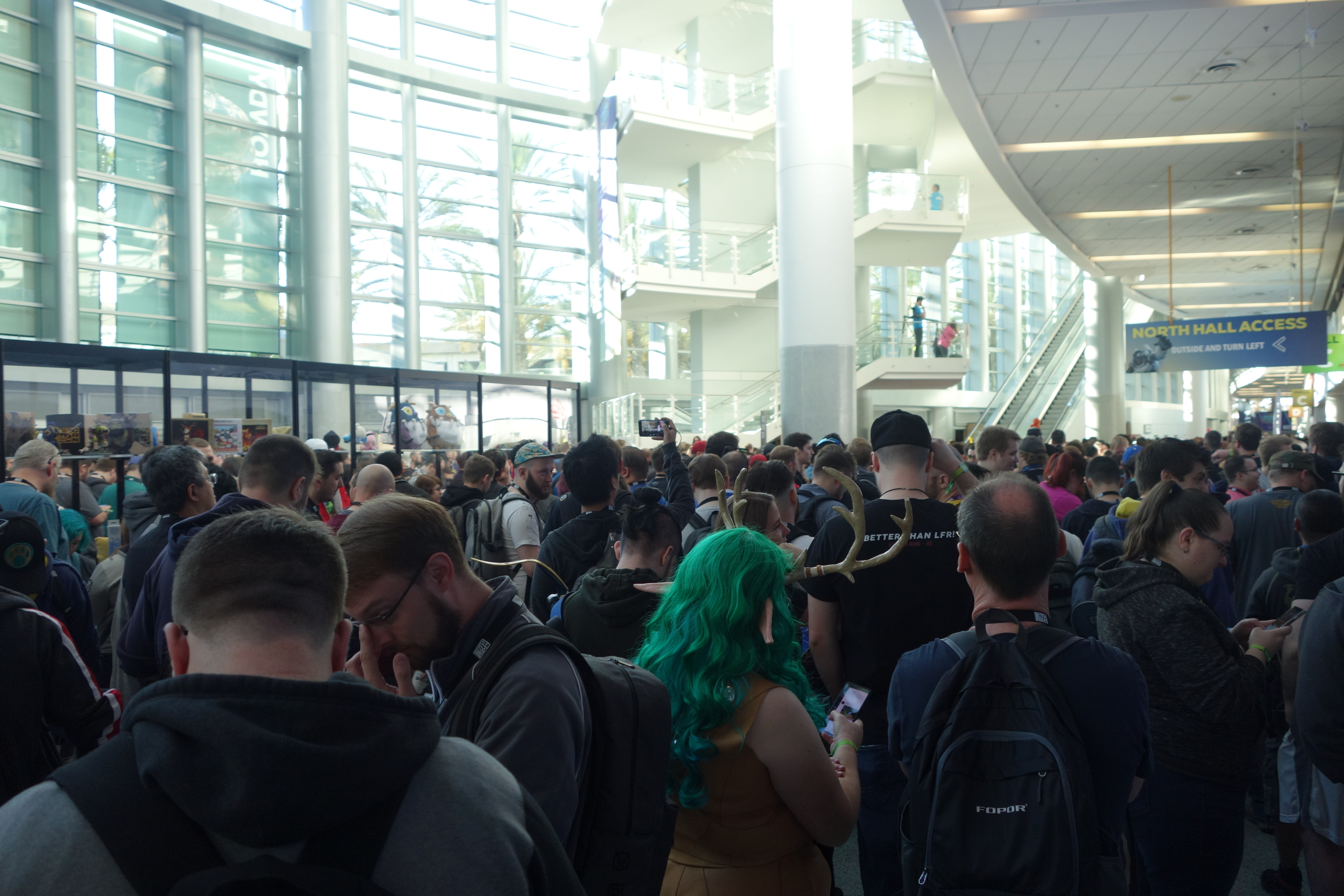 上午八點，2019BlizzCon開放入場前，安那漢會展中心一樓已經有大批玩家等待排隊入場。