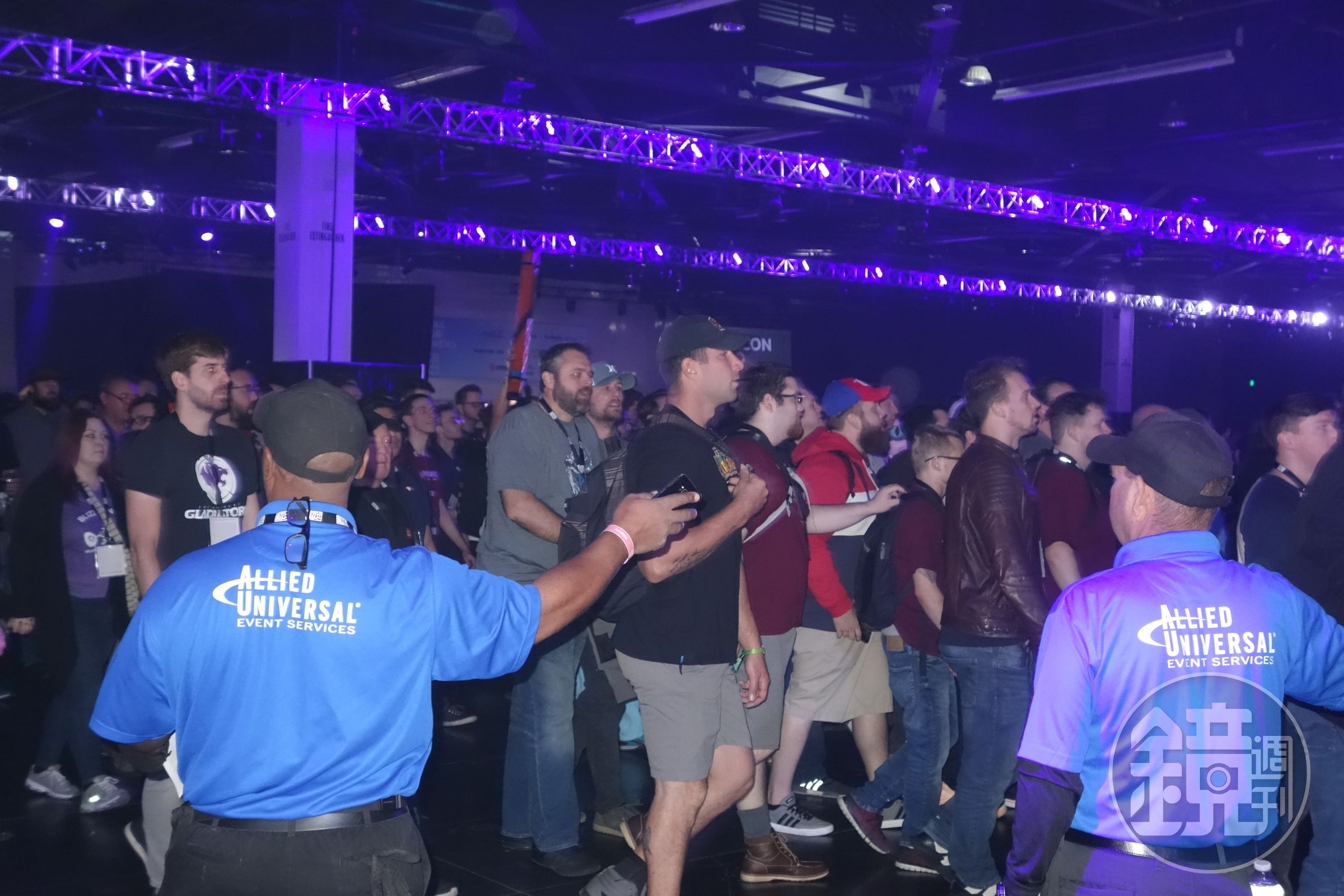 大批玩家開始進入會場，現場也有不少暴雪工作人員管理入場秩序。