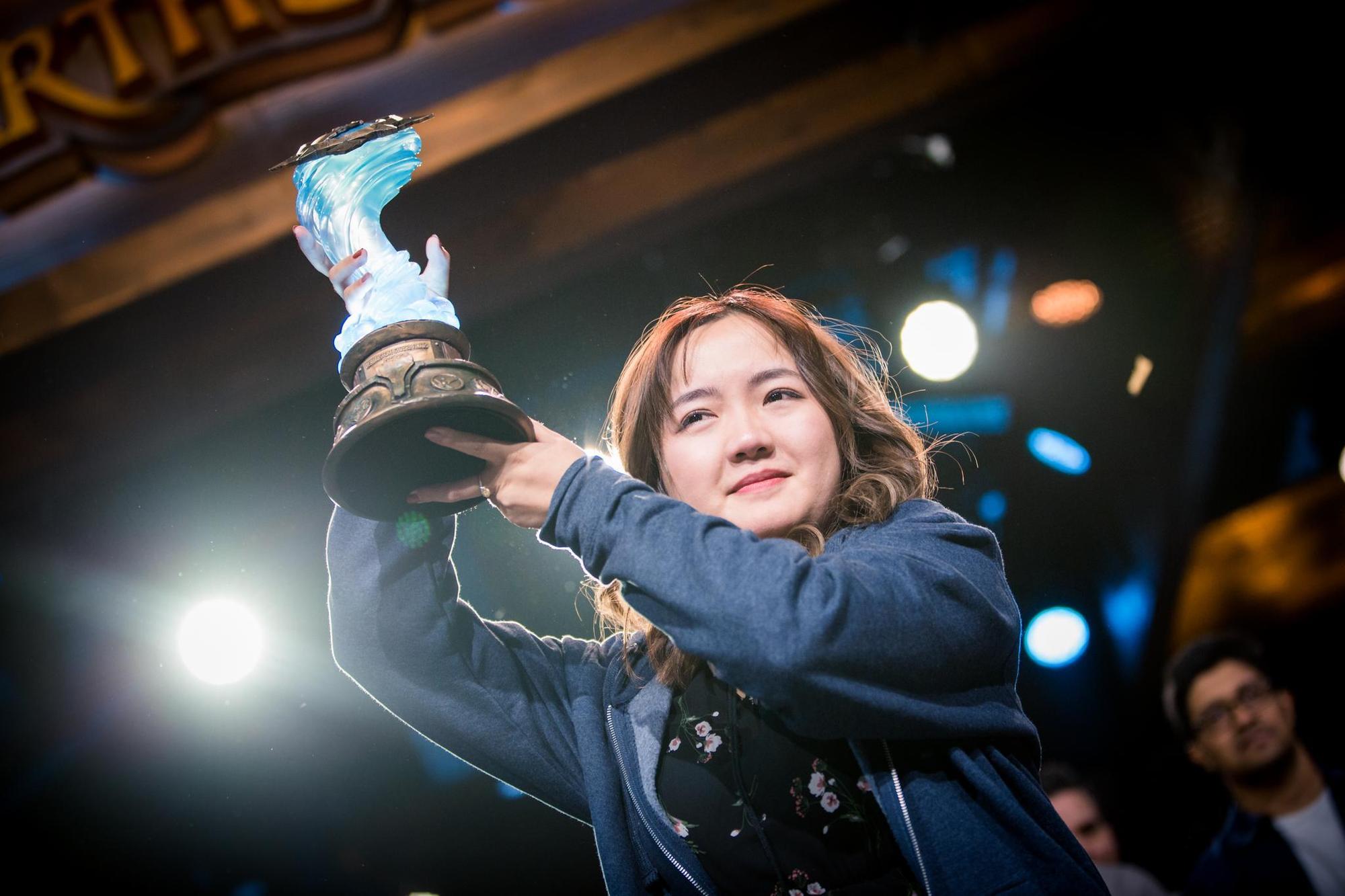 BlizzCon期間也會舉行暴雪遊戲的電競大賽，圖為23歲的中國女選手 VKLiooon奪下《爐石戰記》大師職業賽全球總決賽冠軍，這也是女性選手在BlizzCon奪下世界冠軍，意義不凡。（暴雪娛樂提供）
