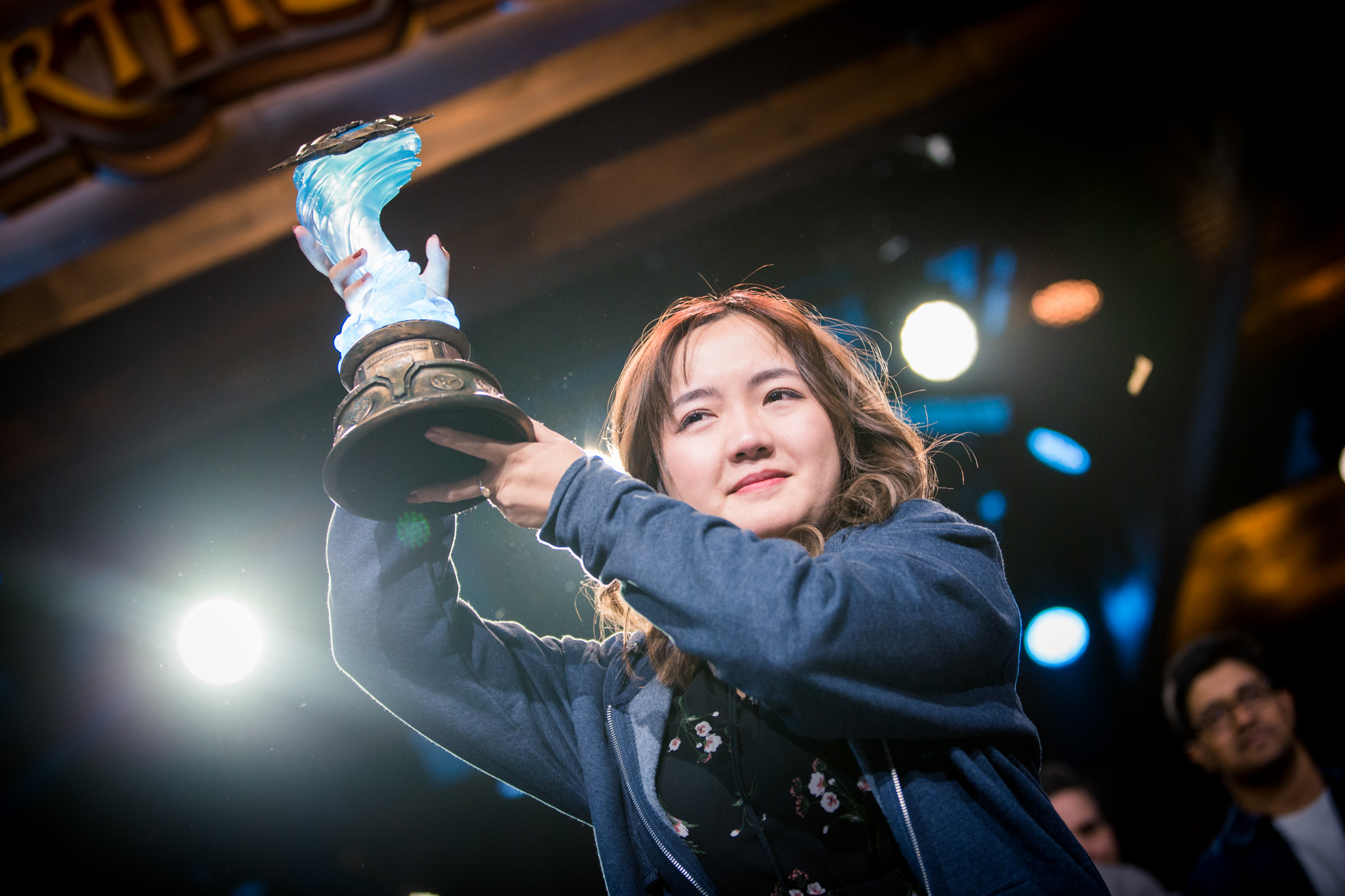 BlizzCon期間也會舉行暴雪遊戲的電競大賽，圖為23歲的中國女選手 VKLiooon奪下《爐石戰記》大師職業賽全球總決賽冠軍，這也是女性選手在BlizzCon奪下世界冠軍，意義不凡。（暴雪娛樂提供）