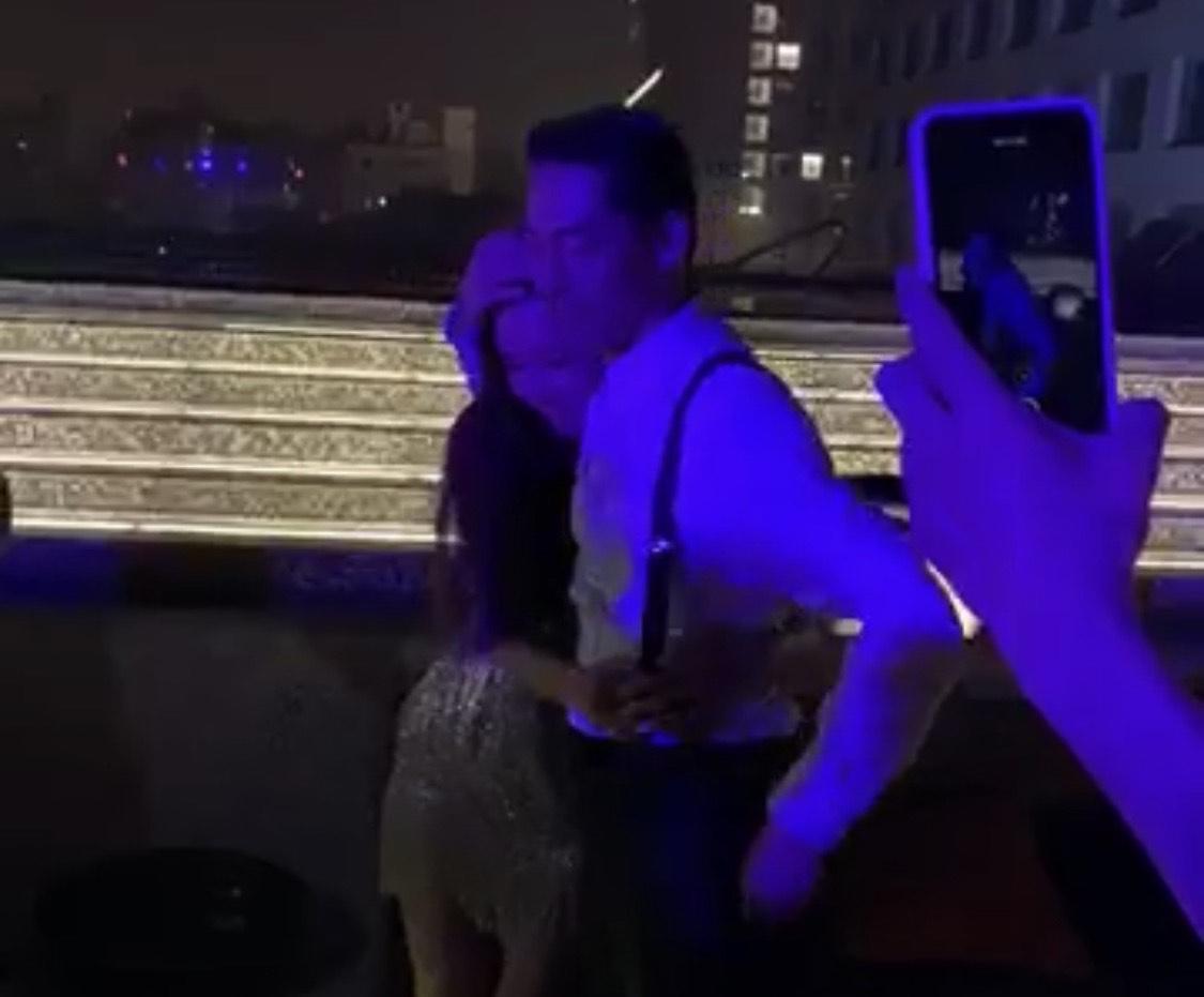 林志玲明顯喝茫倒在AKIRA懷裡。(翻攝自邱瓈寬臉書)