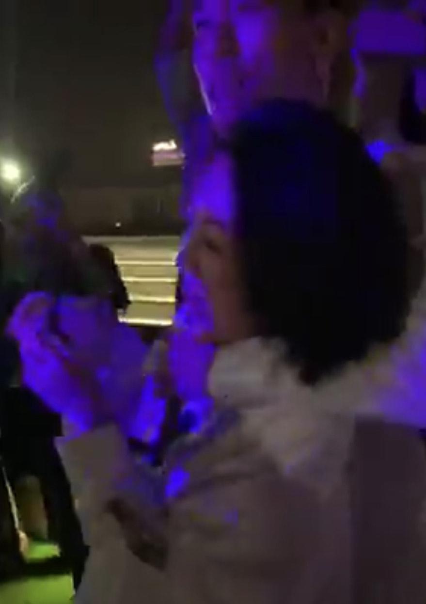 小S趁勢想扒他衣服,遭AKIRA抱緊處理。(翻攝自邱瓈寬臉書)