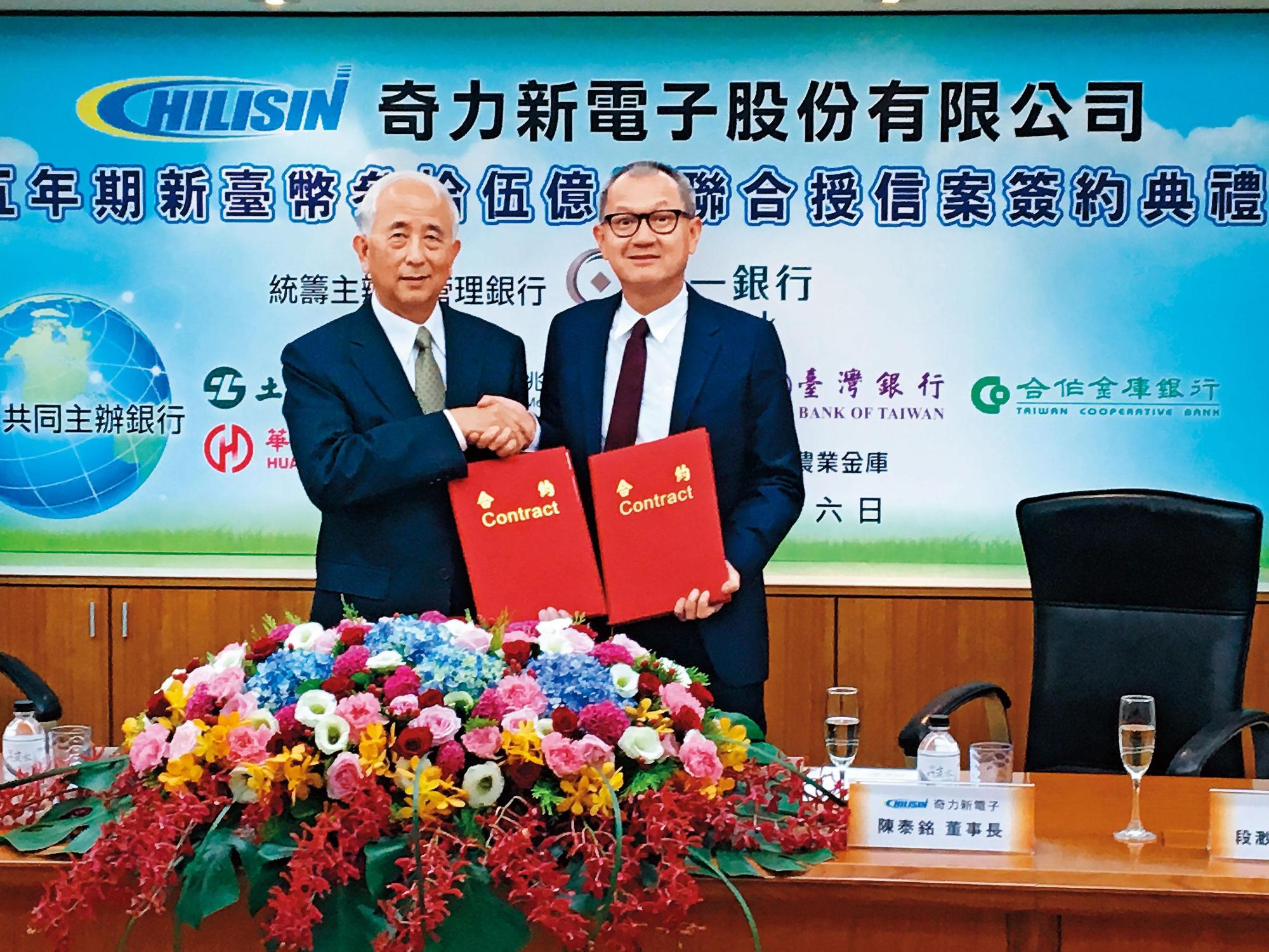 陳泰銘(右)擅長併購同業擴張,除了國巨之外,陸續形成新凱美和奇力新在內的三大集團鼎足分工。(中央社)
