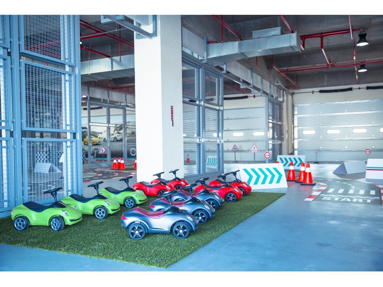 SPORTSCAR TOGETHER DAY現場也提供VR體驗、Kid’s Racing Land兒童賽道樂園，與賽車遊戲模擬器供親子同樂。