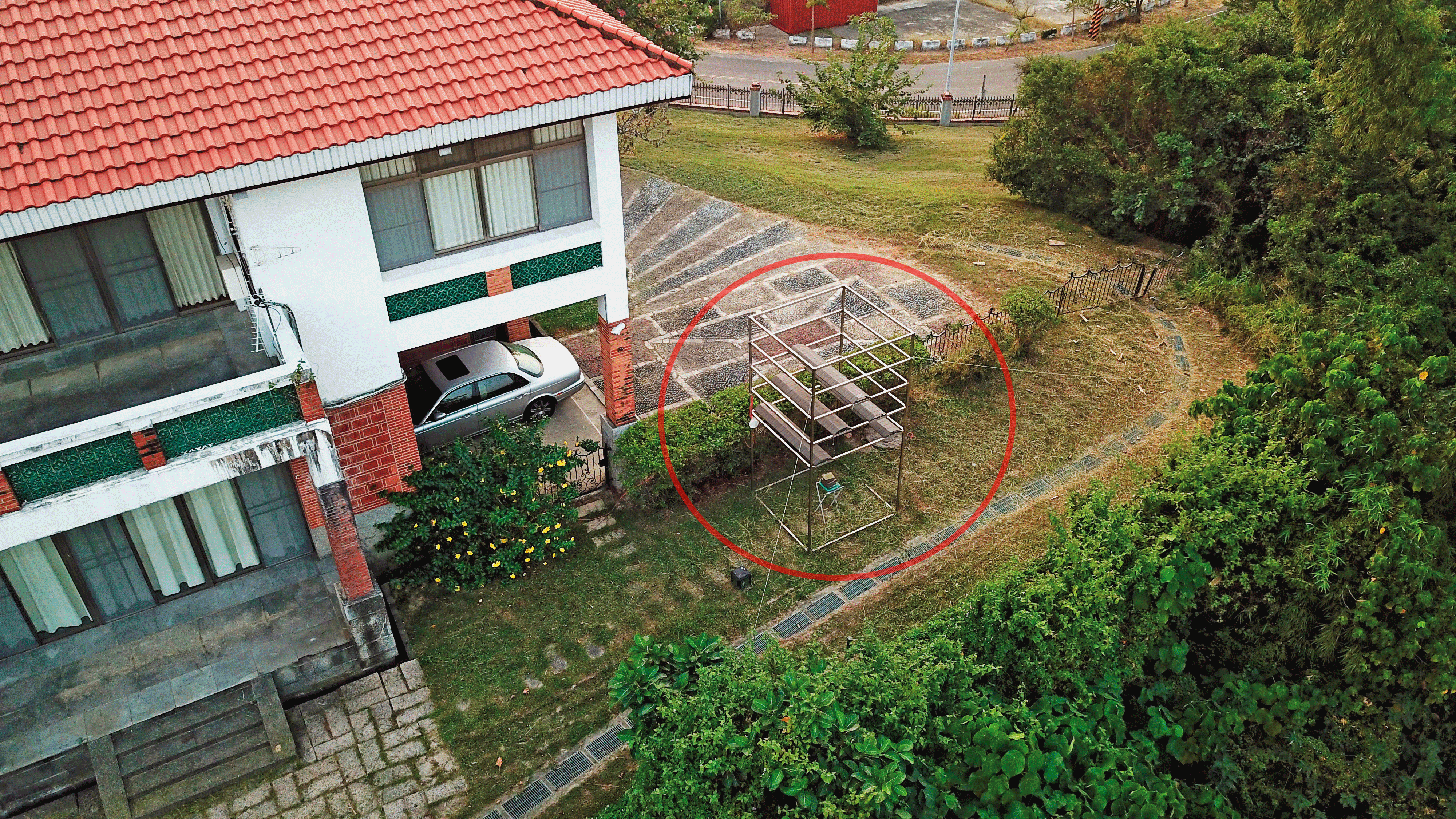 詹景裕用校長宿舍後院的太陽能設備（紅圈處），申請自己的專利，涉嫌公器私用。（讀者提供）