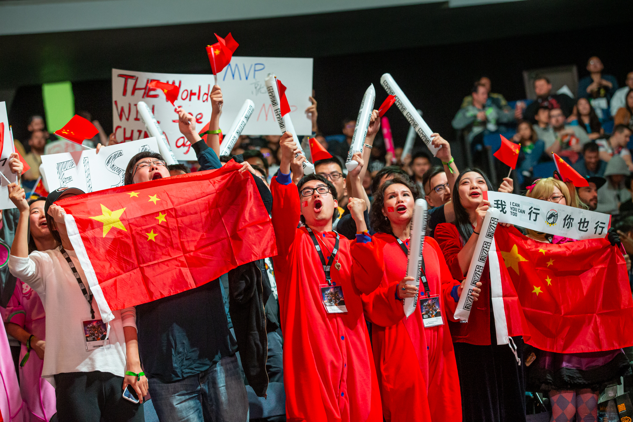 中國電競在政府大力推動下，整體實力已逐漸逼近韓國。圖為《鬥陣特攻》世界盃現場加油觀眾。（圖片來源：暴雪娛樂）