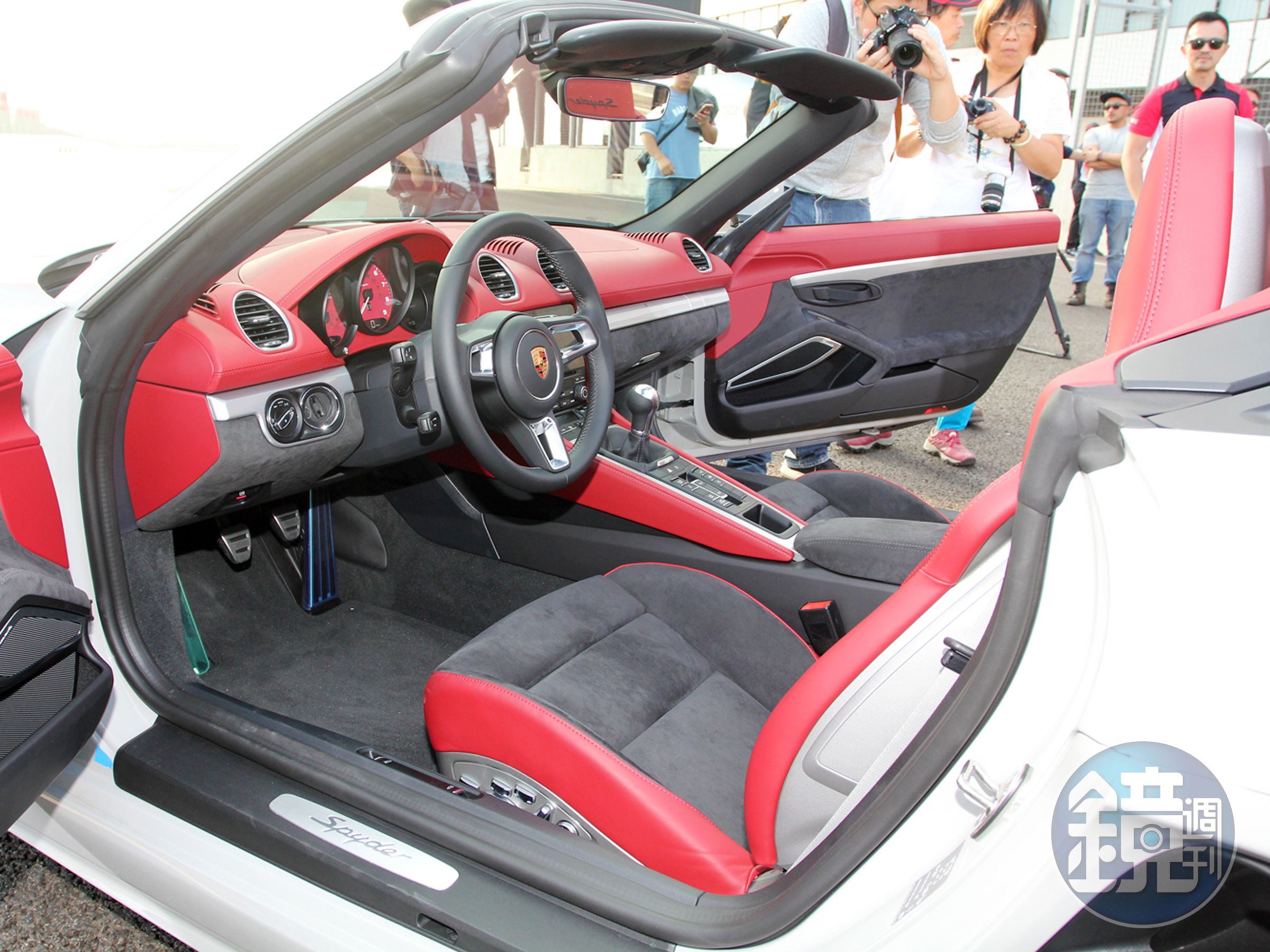 全新718 Spyder雙座敞篷跑車的座艙採取駕駛導向設計，駕駛座前方盤幅為360 mm的 GT 跑車方向盤握把以黑色 Alcantara 皮革包覆，標配的真皮跑車座椅中央部分同樣採 Alcantara麂皮材質縫製，頭枕則繡有「Spyder」字樣。