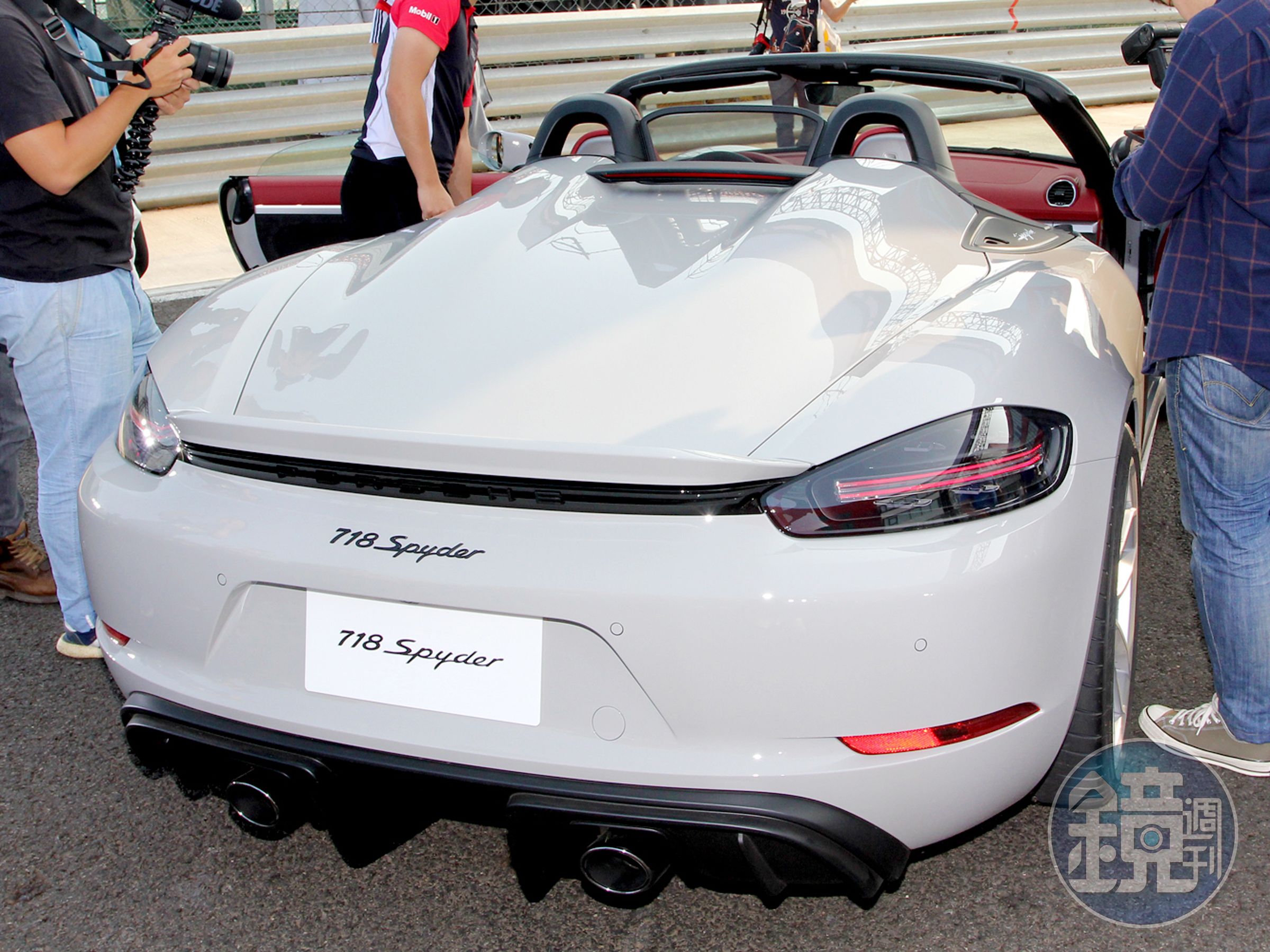 全新 718 Spyder使用自動展開式擾流板取代尾翼，當時速達120km/h擾流板即自動升起，這也是首款經由後軸產生下壓力的Boxster車型。