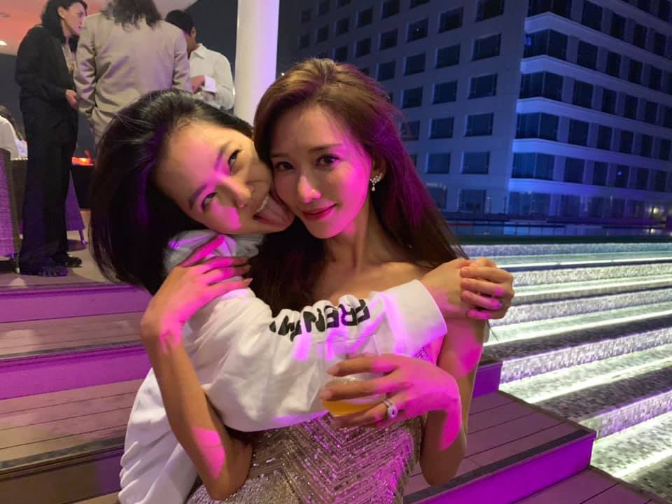 小S坦言參加婚禮其中一個原因就是想看AKIRA，小S作勢要舔林志玲，超級搞笑也顯見兩人好交情。（翻攝自小S臉書）