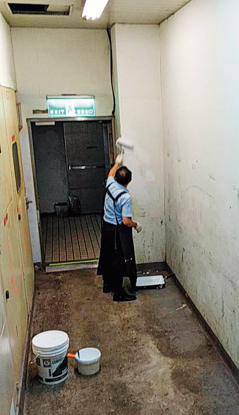 楊嘉仁卸下畜產公司總經理職位後，還被派去刷油漆。（讀者提供）