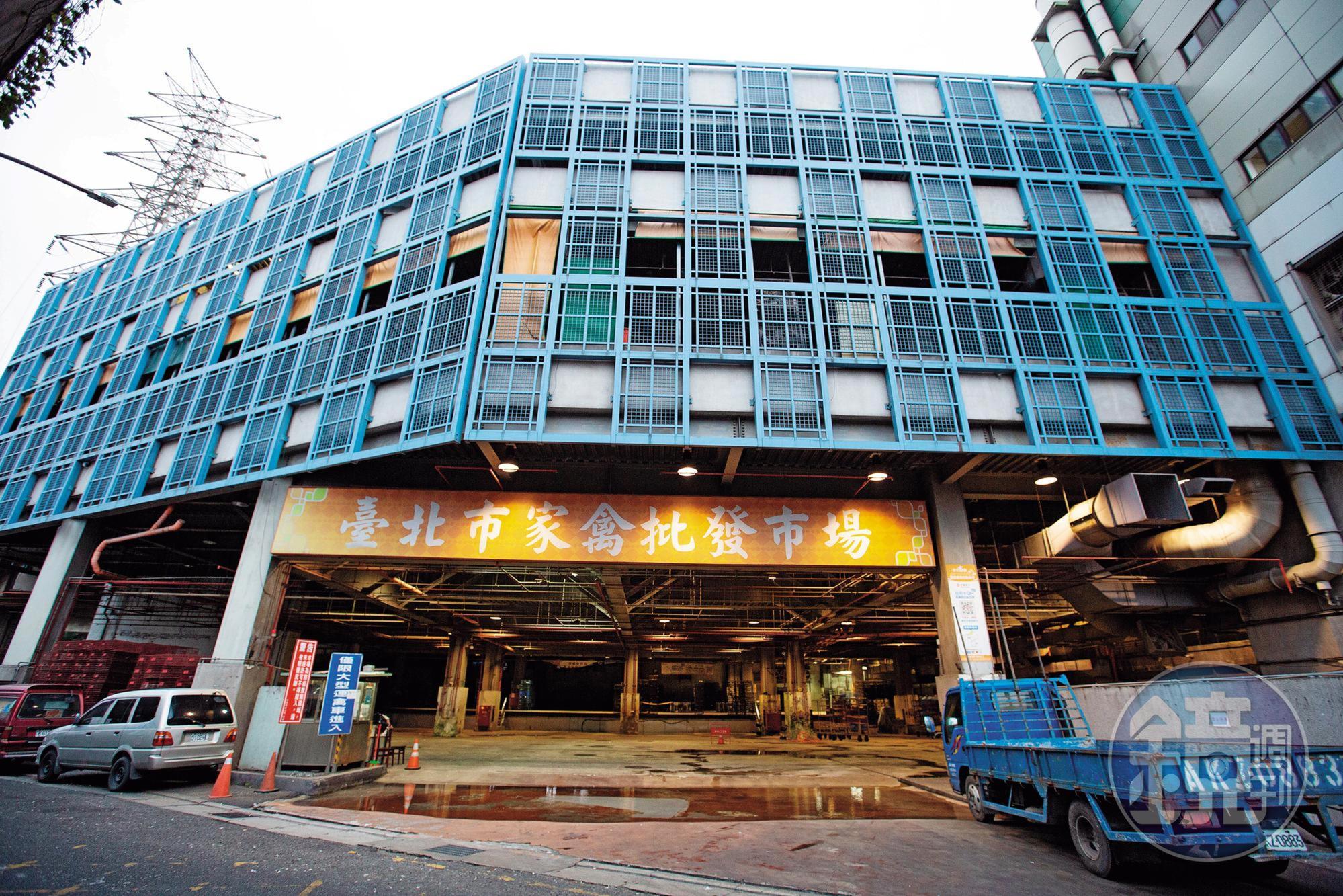 台北畜產運銷公司是由台北市府持股48%,每天在批發市場處理約6萬隻雞鴨等家禽屠宰及肉品販運。