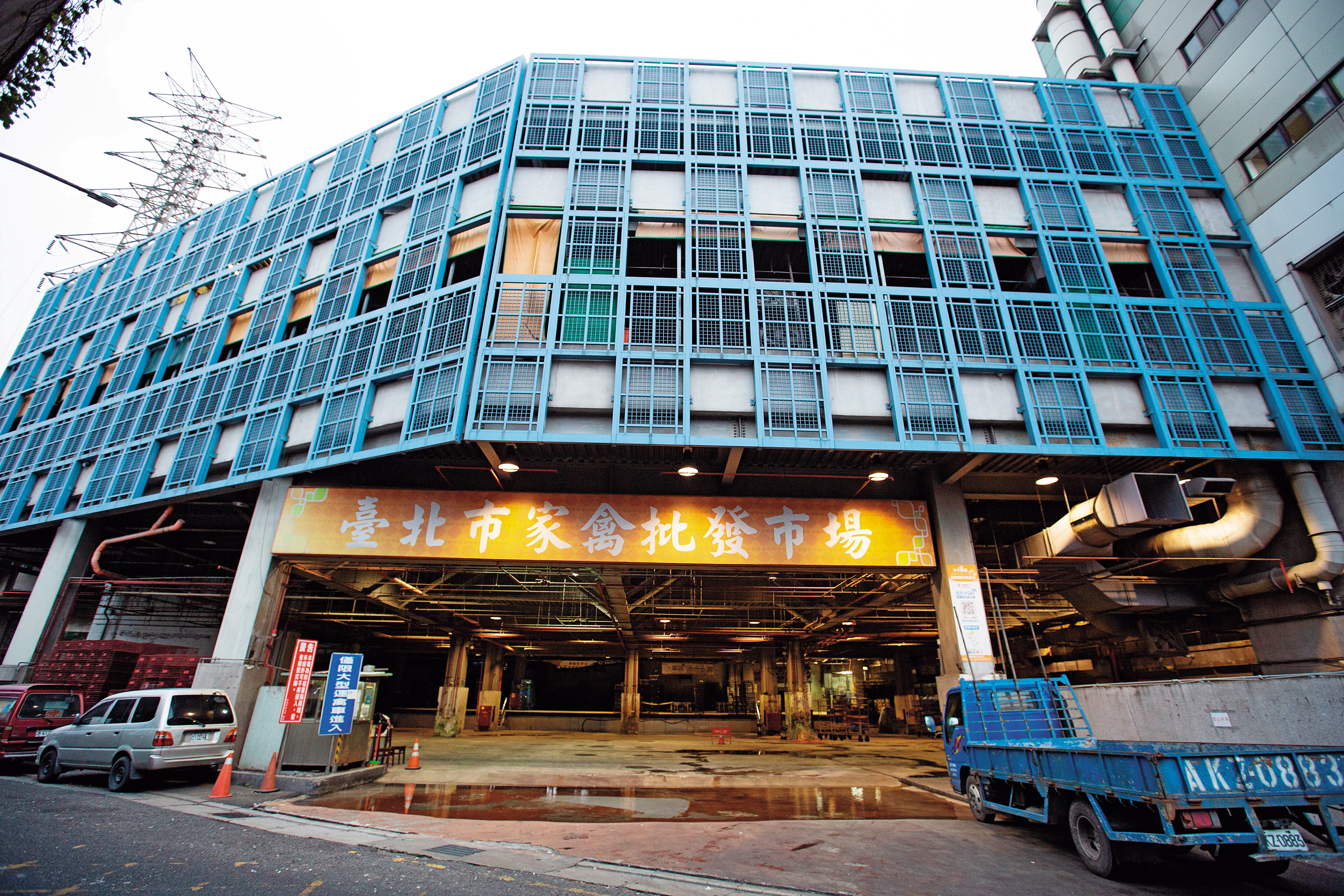 台北畜產運銷公司是由台北市府持股48%,每天在批發市場處理約6萬隻雞鴨等家禽屠宰及肉品販運。
