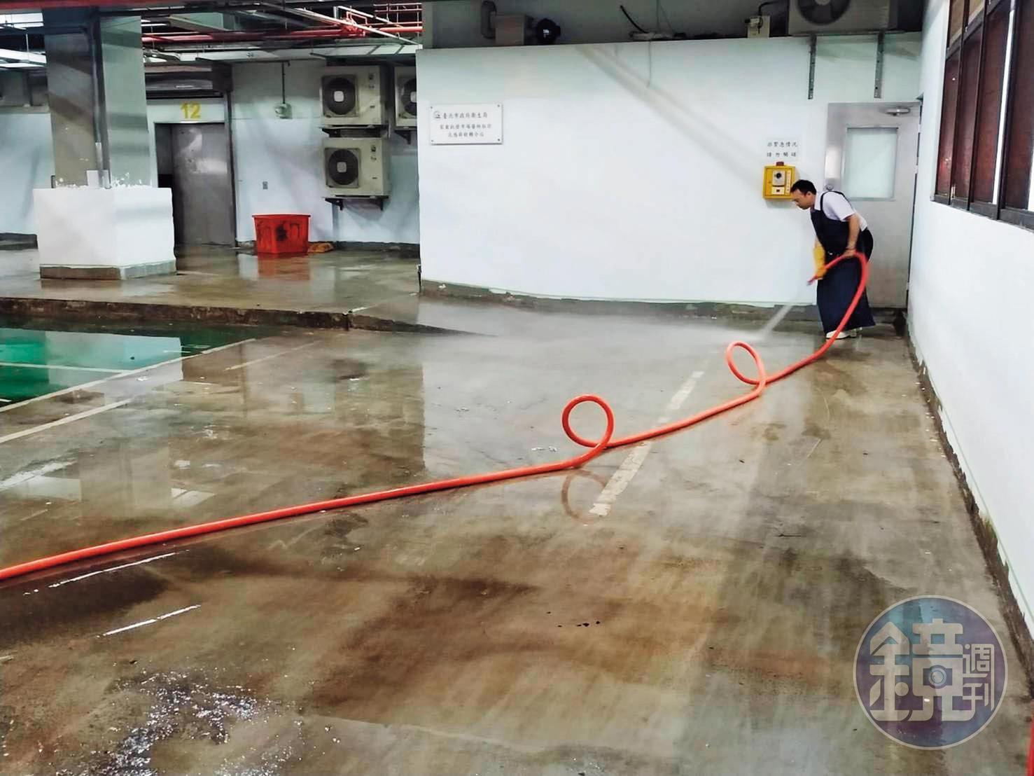 楊嘉仁遭霸凌後擔心工作不保,聽命行事去洗市場地板。(讀者提供)