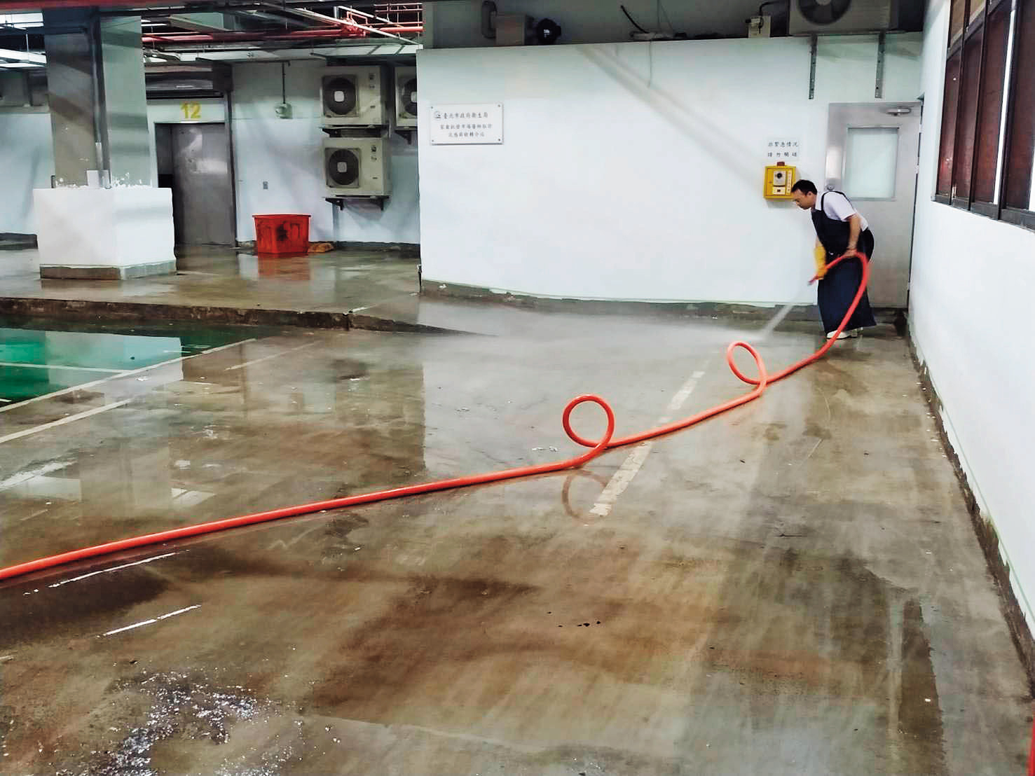 楊嘉仁遭霸凌後擔心工作不保，聽命行事去洗市場地板。（讀者提供）