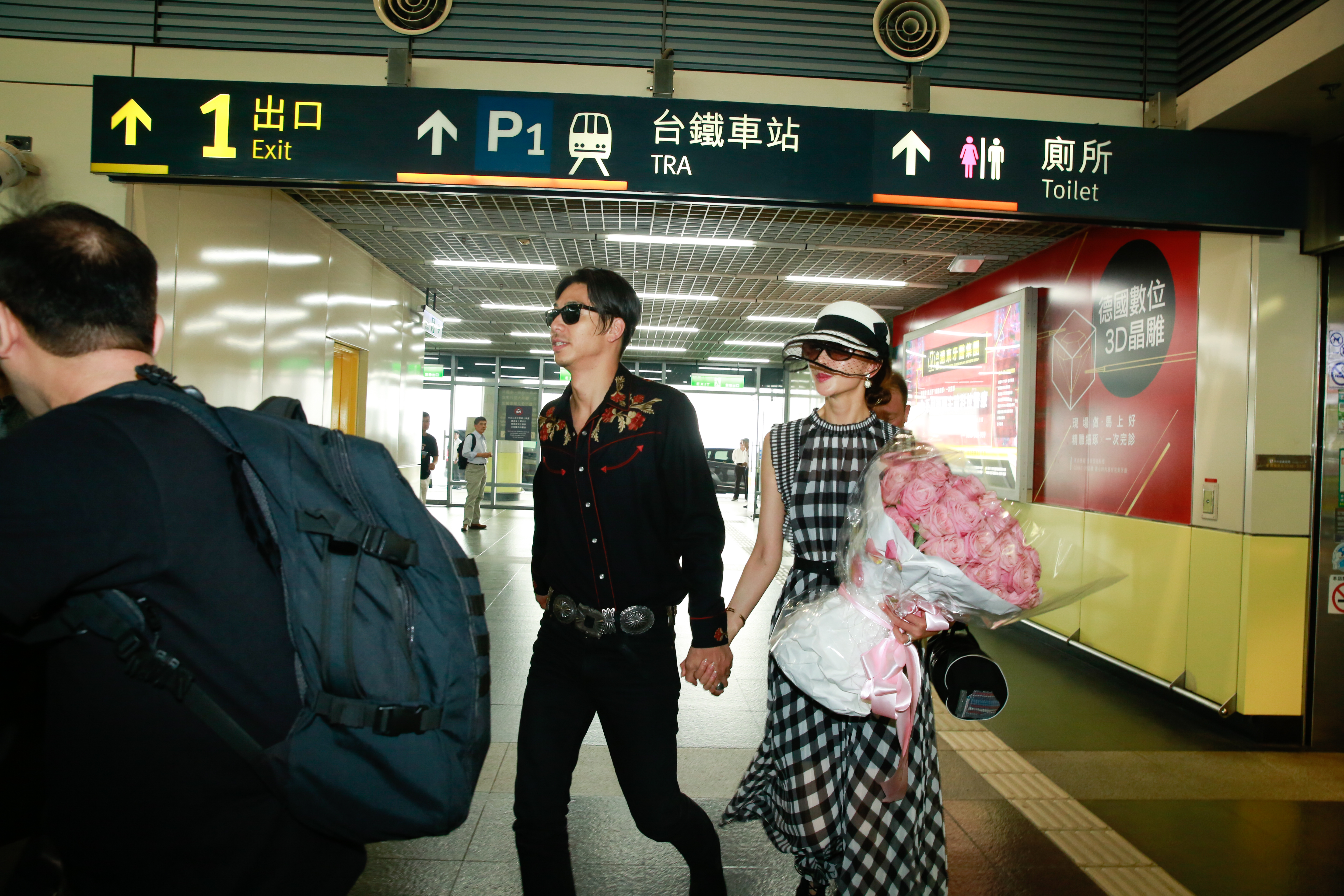 林志玲歷經昨晚一整天的婚禮後，今天下午1點多自飯店離開，和老公AKIRA現身台南高鐵站。