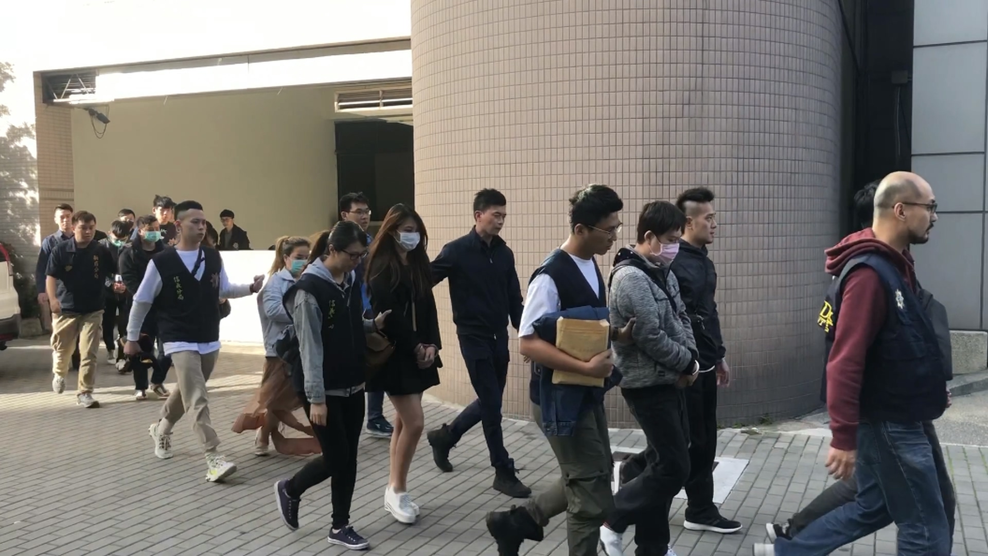 警方逮捕18名陳姓主嫌主持的人蛇集團。（刑事局提供）