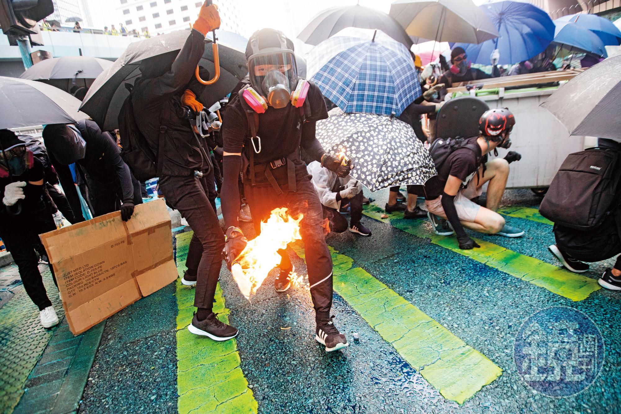 全球群眾抗爭已成燎原之勢,動輒百萬人的示威抗議像瘟疫一樣蔓延。