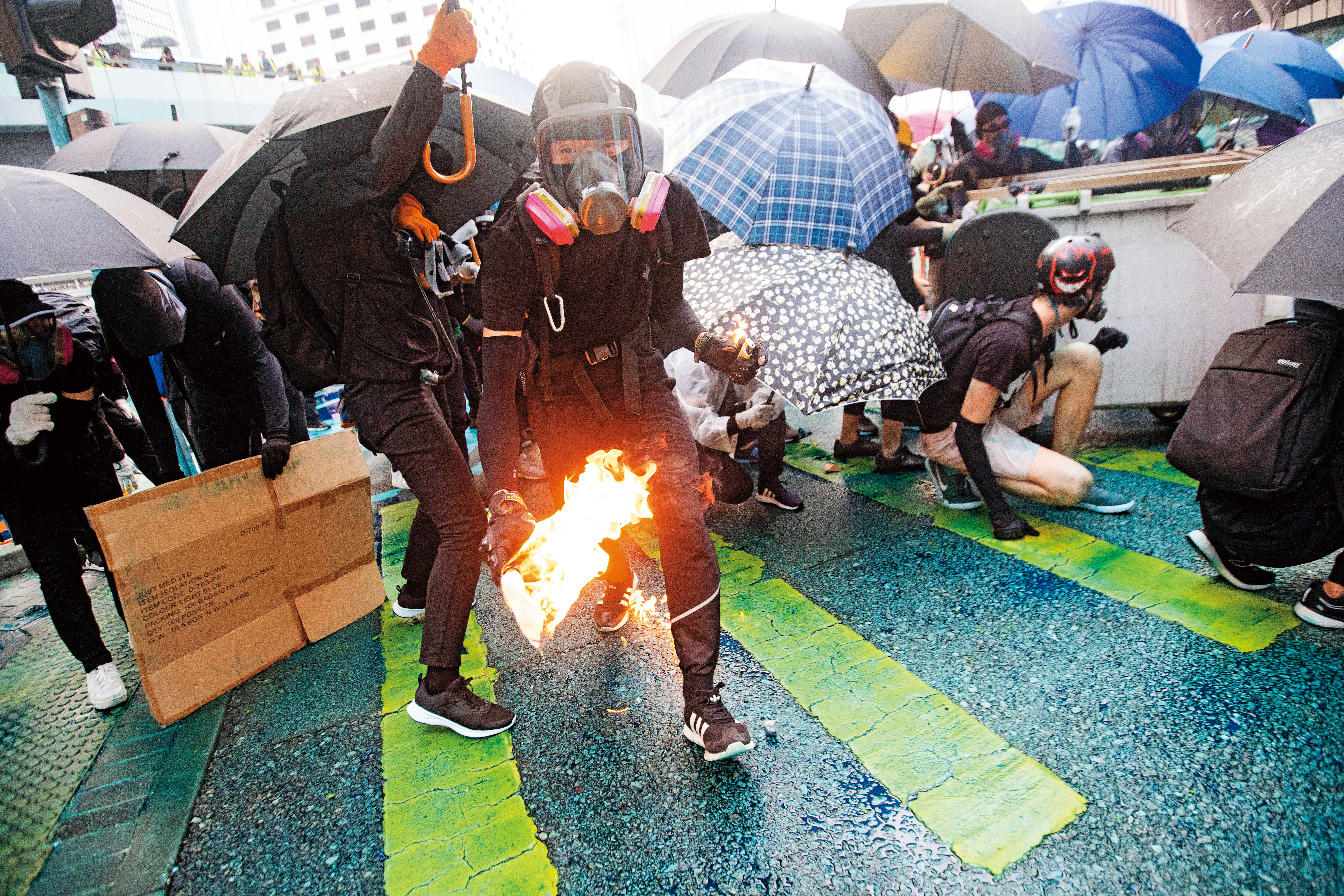 全球群眾抗爭已成燎原之勢，動輒百萬人的示威抗議像瘟疫一樣蔓延。