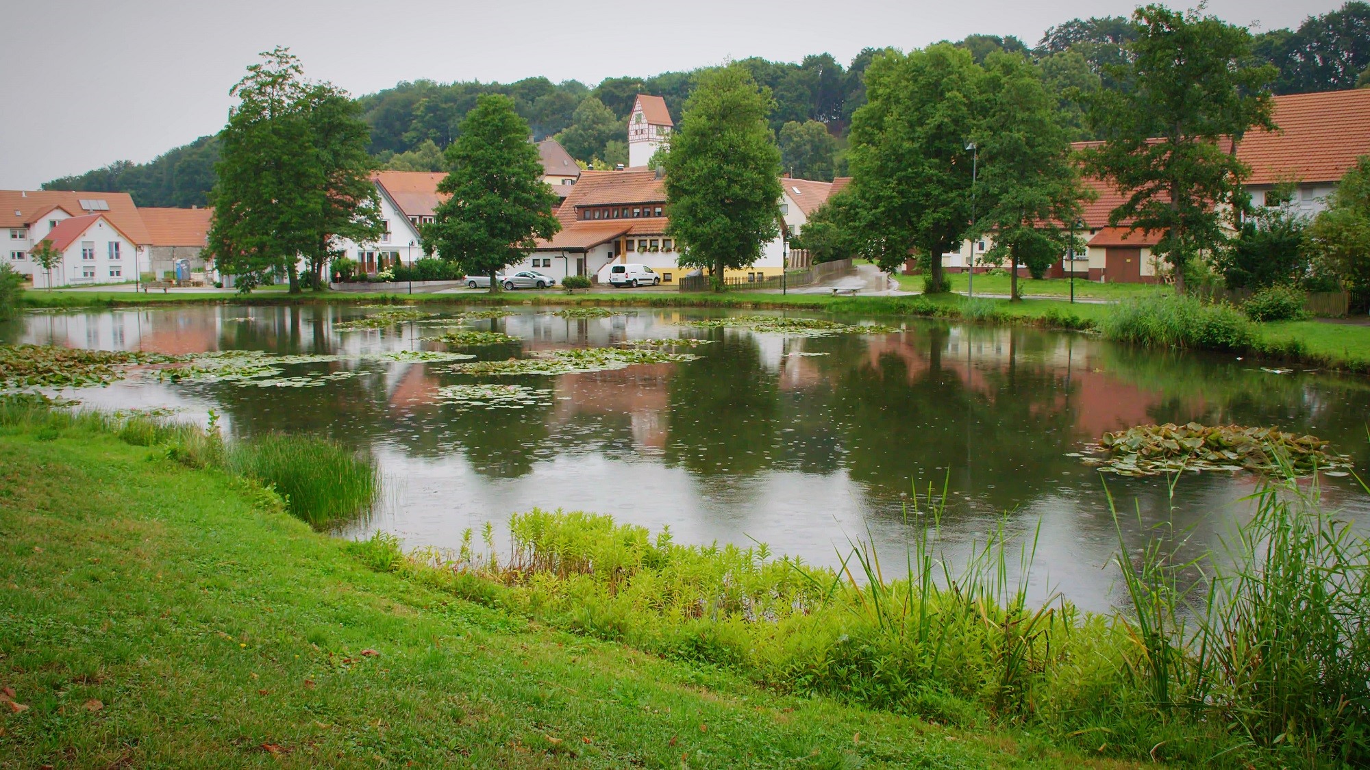 德國施瓦本山谷的農村花木繁盛，綠草如茵。（公視提供）