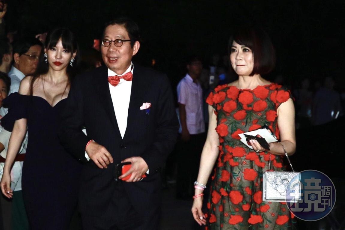 富邦金控董事長蔡明興偕同老婆蔡翁美慧（右）一同參加昨晚林志玲的婚宴。
