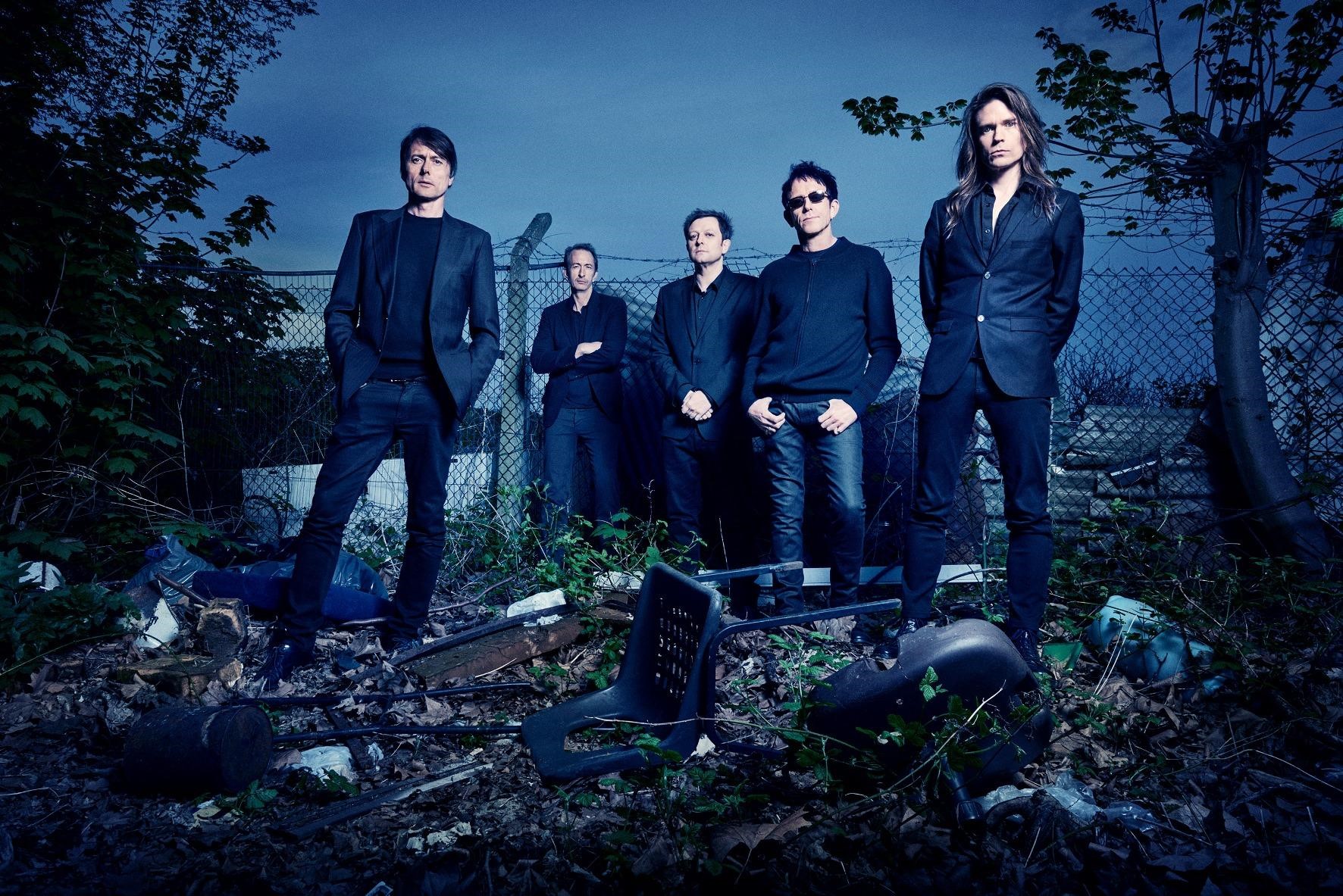 音樂紀錄片《麂皮：永不滿足》，分享樂團生涯的高低起伏、成長與和解。（翻面映畫提供）