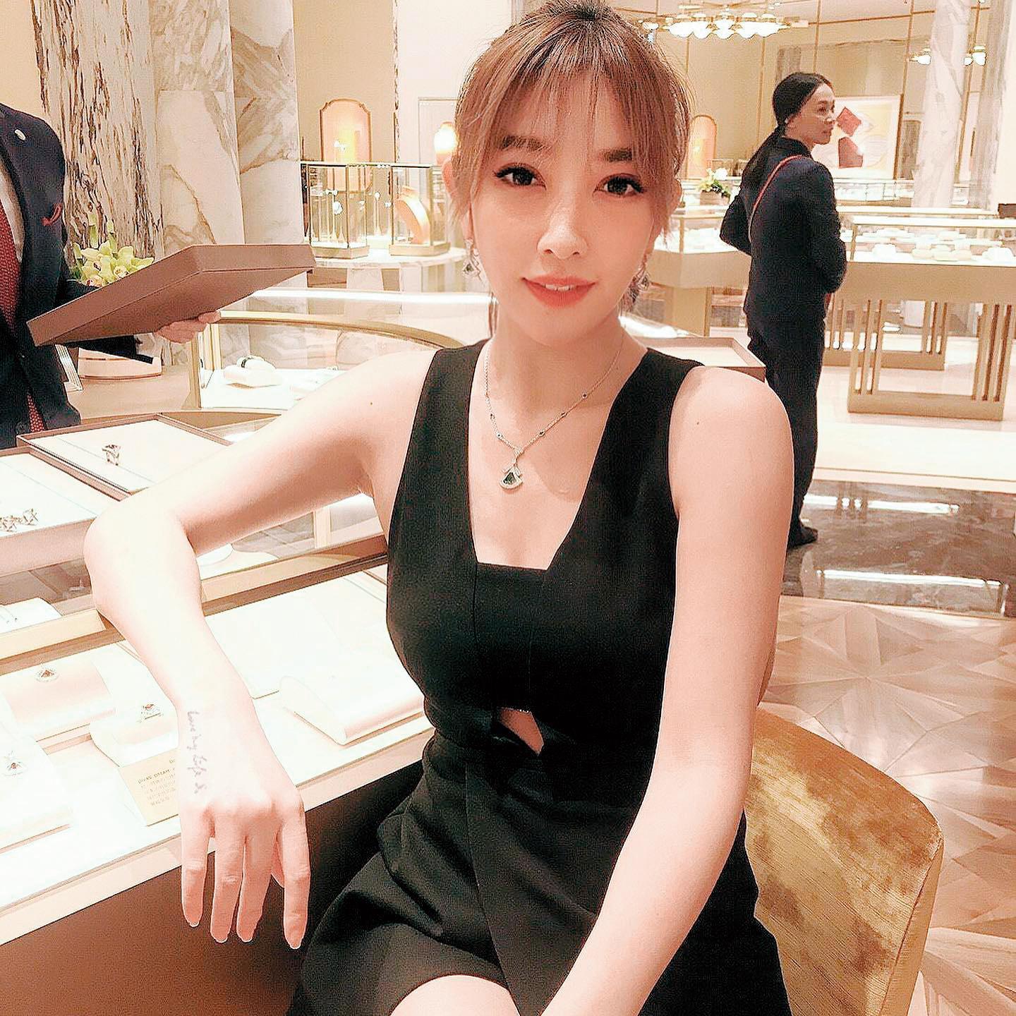 許維恩曾和已故舊愛楊明學一起拍王菲〈旋木〉MV，與王菲音樂製作人邱瓈寬是舊識。（翻攝自許維恩臉書）