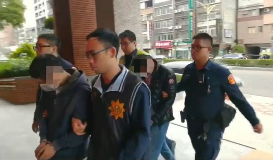 蔡男(前)、黃男（後）聯手殺害吳姓少年後，向警方自首。（翻攝畫面）