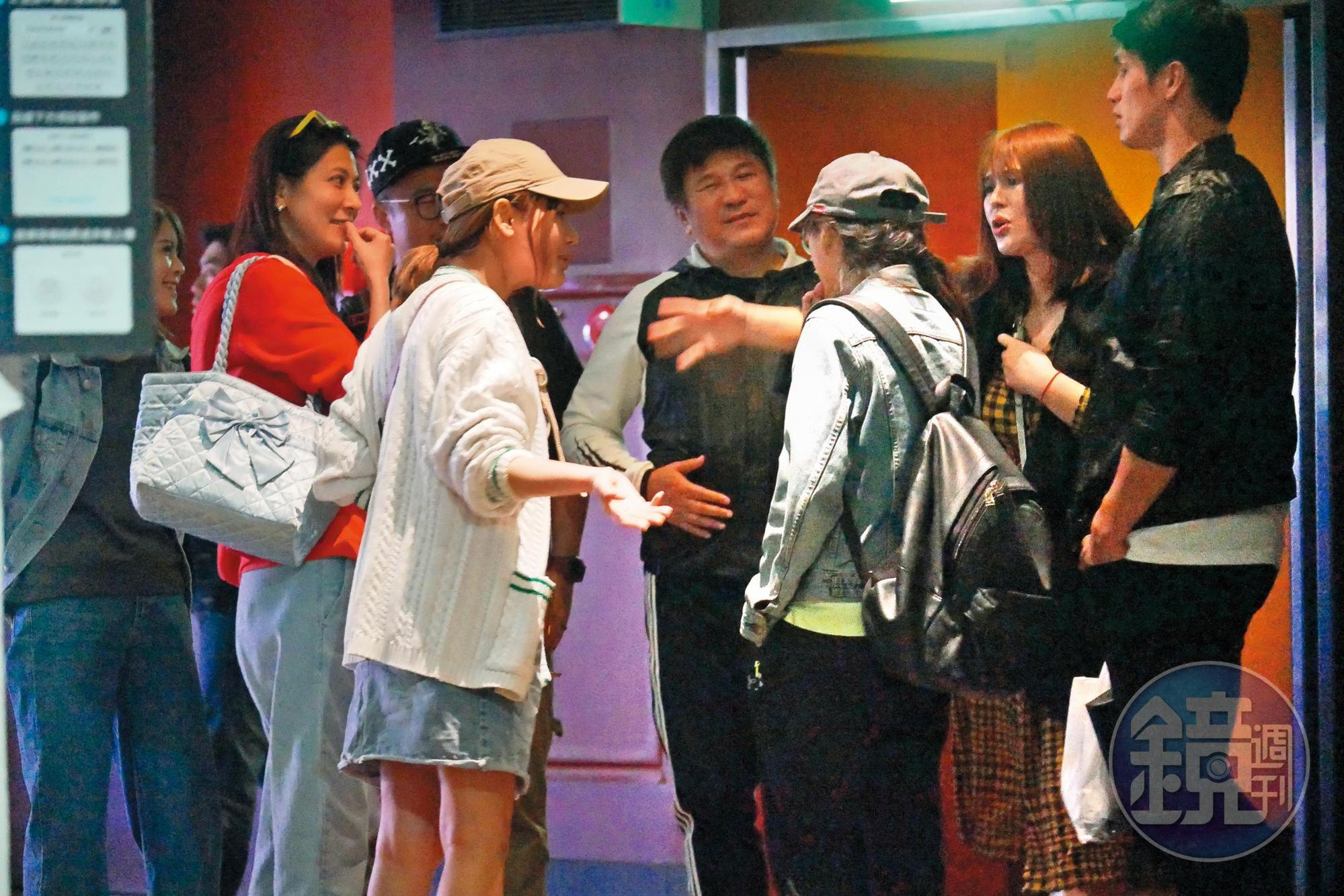 旅日的陽岱鋼未入選12強，本月中深夜與藝人胡瓜等人相約看電影，而胡瓜正是今天陽返台記者會的神祕嘉賓。