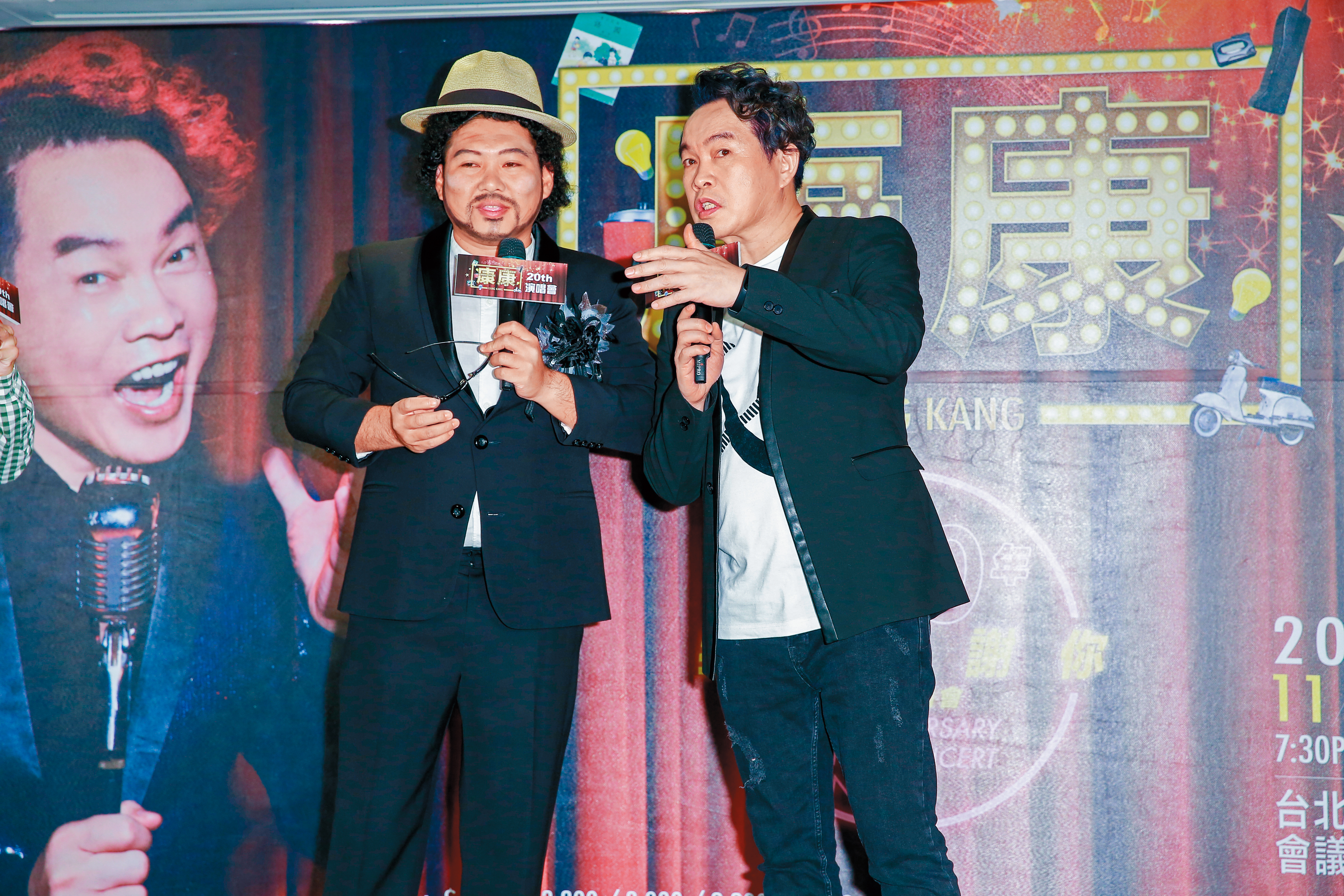 大愷（左）未離開前公司時，活動通告接不完，前年曾在康康演唱會的記者會上模仿張菲，炒熱現場氣氛。右為康康。