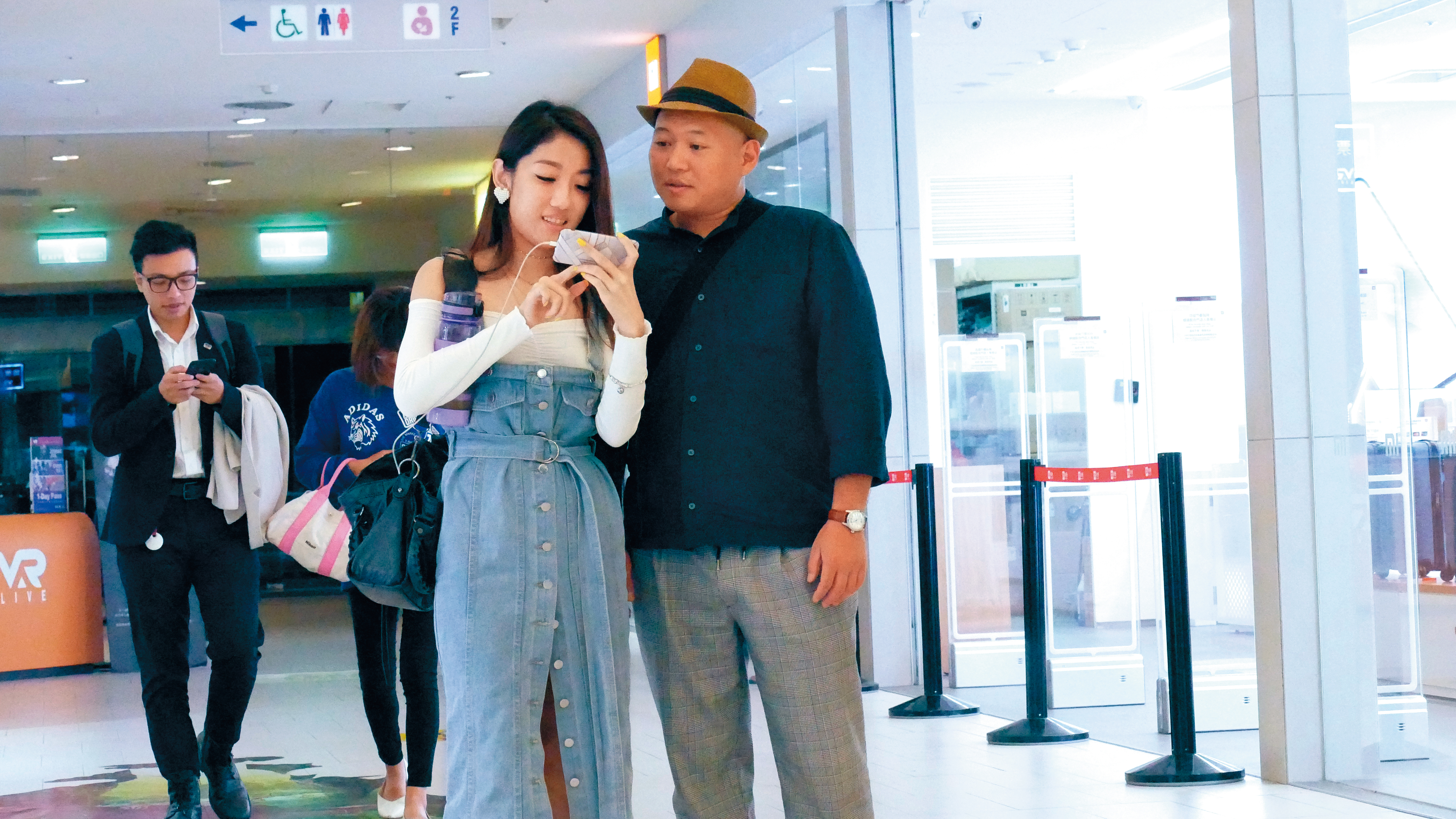 10月29日22:20，大愷跟長髮正妹在信義區百貨公司逛街，兩人雖沒牽手，但互動像情侶。