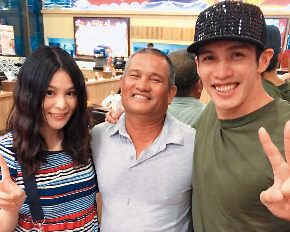 陽岱鋼（右）被爆讓老父住破屋，陽爸（中）替他喊冤，說自己有受到照顧。（翻攝自陽岱鋼臉書）