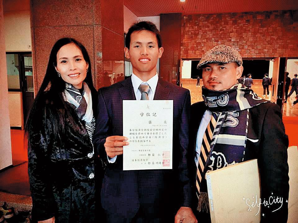 張奕的爸爸張正昌(右)坦承,陽岱鋼曾經很照顧張奕(中),但這幾年已經沒聯絡。(翻攝自張奕臉書)