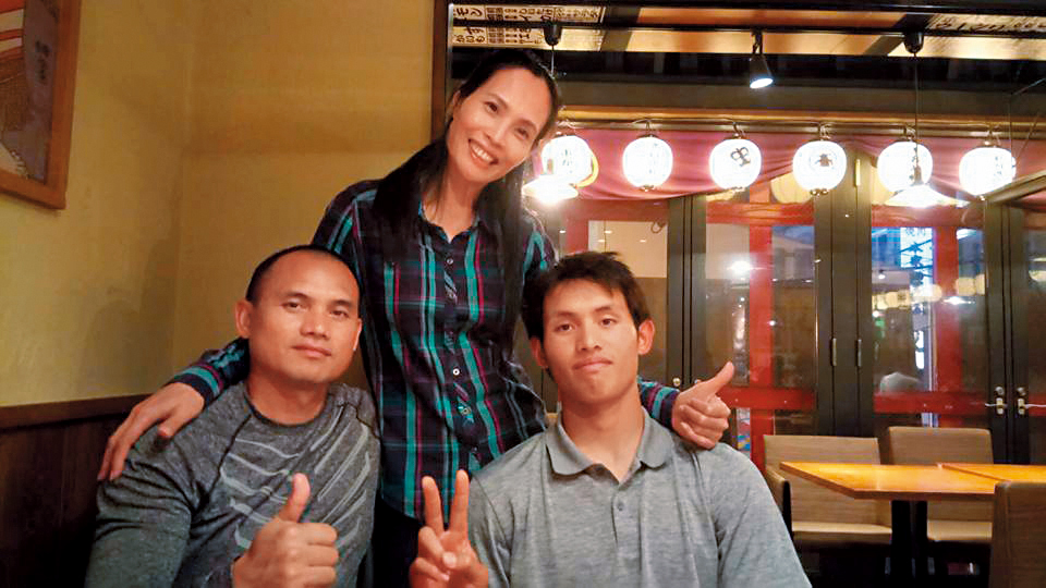 張奕（右）和父母感情相當好，父母一路支持他到日本大放異彩。（翻攝自張奕臉書）