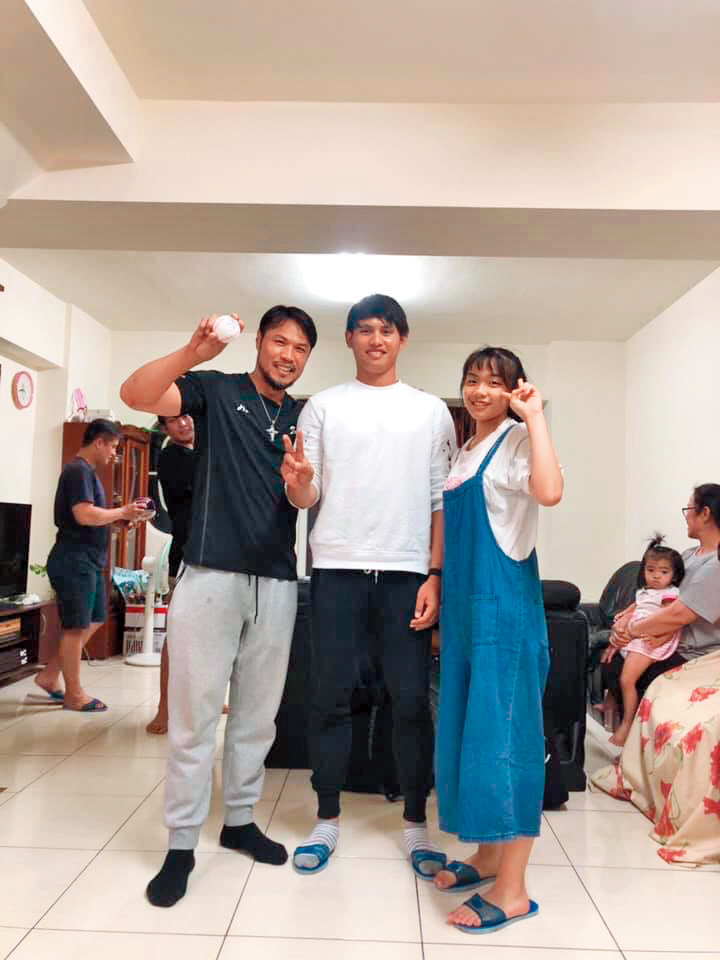台東陽家開枝散葉，張奕（中）和涉入打假球案的陳致遠（左）感情也很好。（讀者提供）