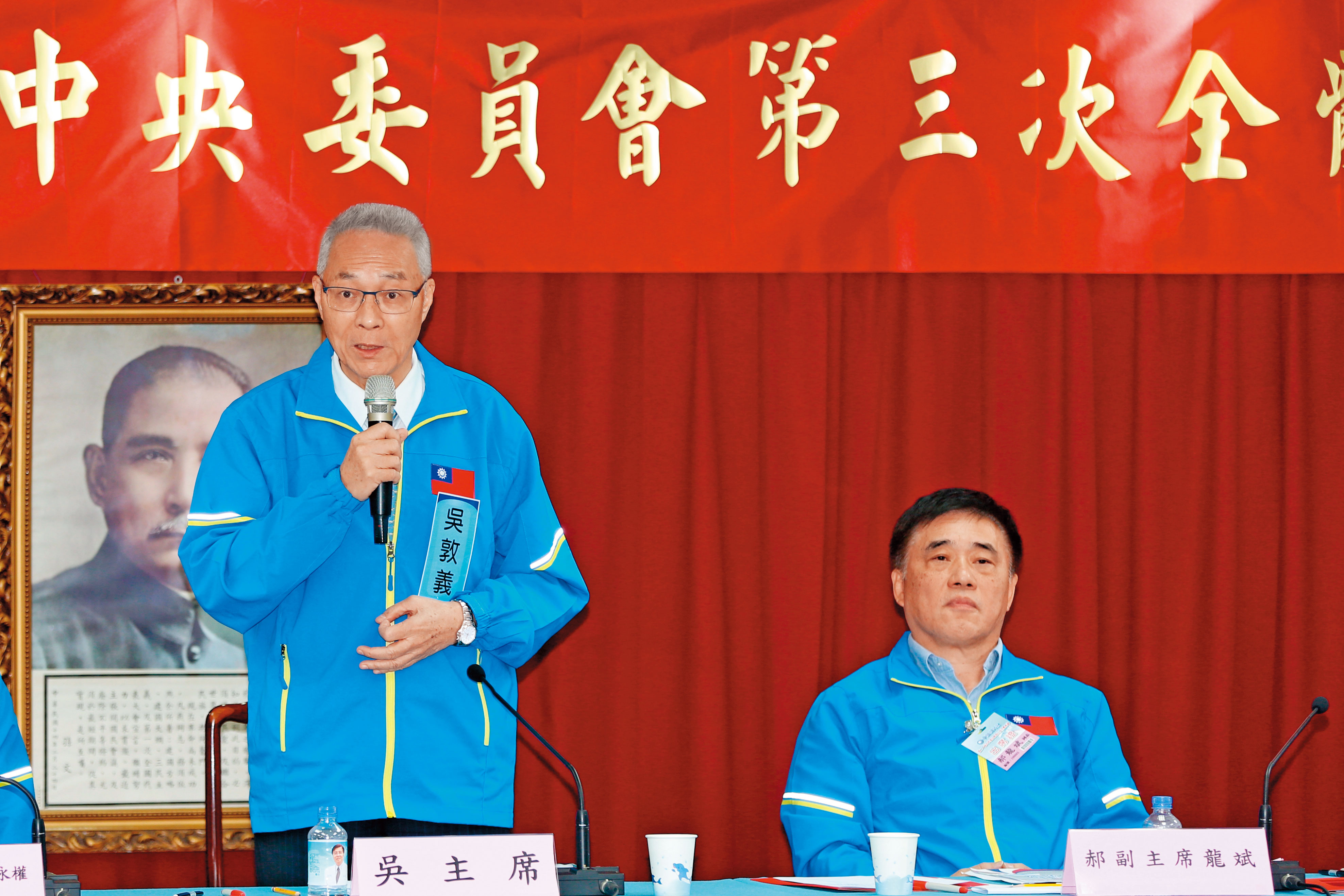 郝龍斌（右）在中常會上嗆聲「吳主席退出不分區」後，與吳敦義（左）的關係降到冰點。