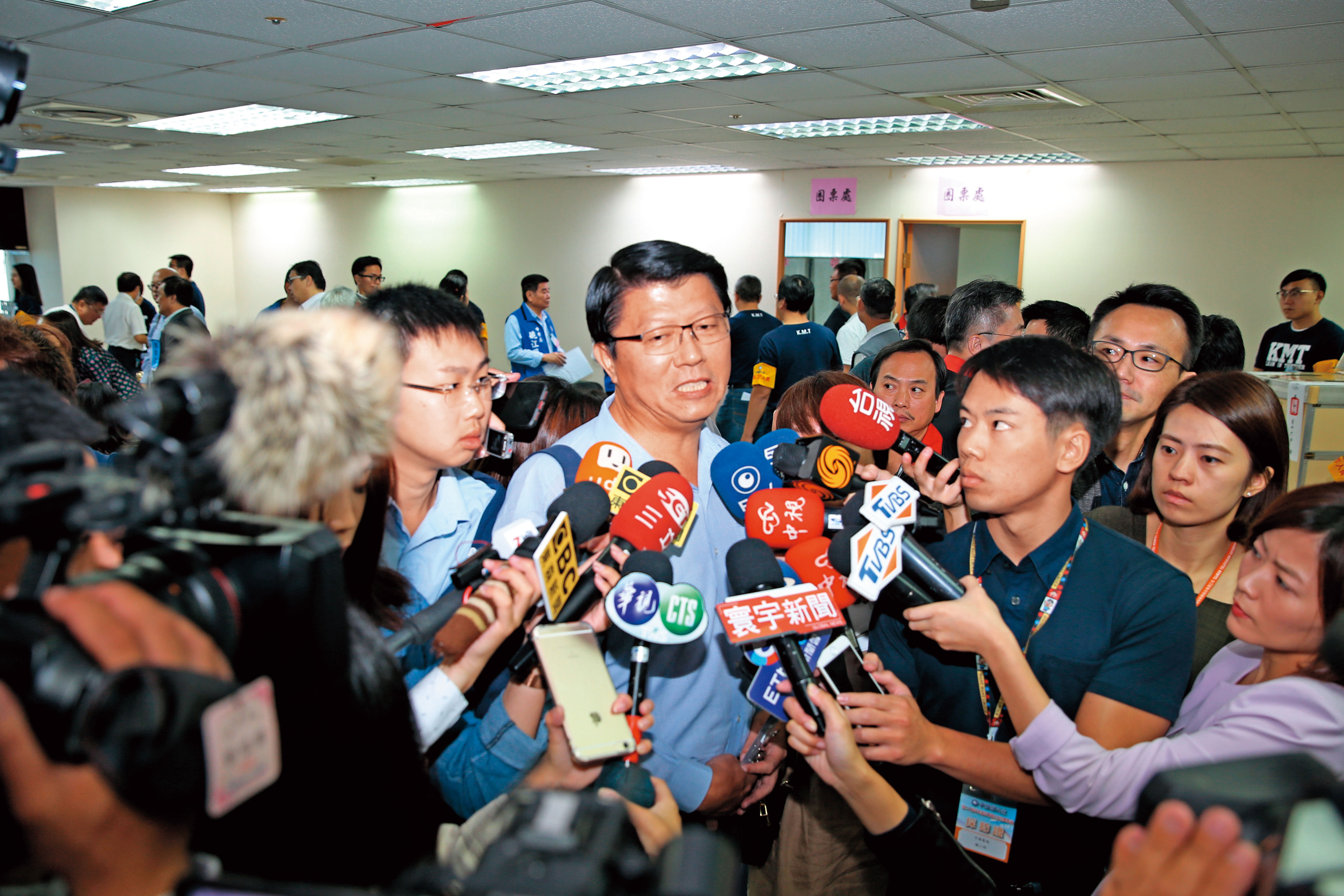 被視為韓系人馬的謝龍介(中)表態參選黨主席,定調藍營選後局面,將定於韓國瑜一尊。